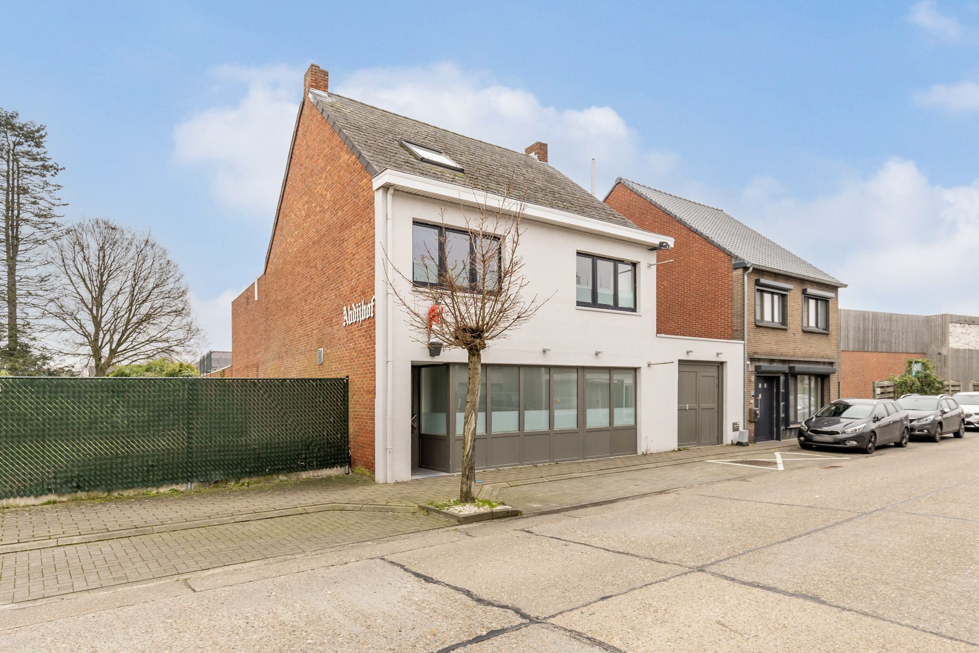 IDEALIS VASTGOED - Aangename op te frissen woonruimte mét handelsruimte/magazijn te Hamont. Dit ruime appartement omvat +-150 m² netto bewoonbare oppervlakte op een perceel van 4a. foto 2