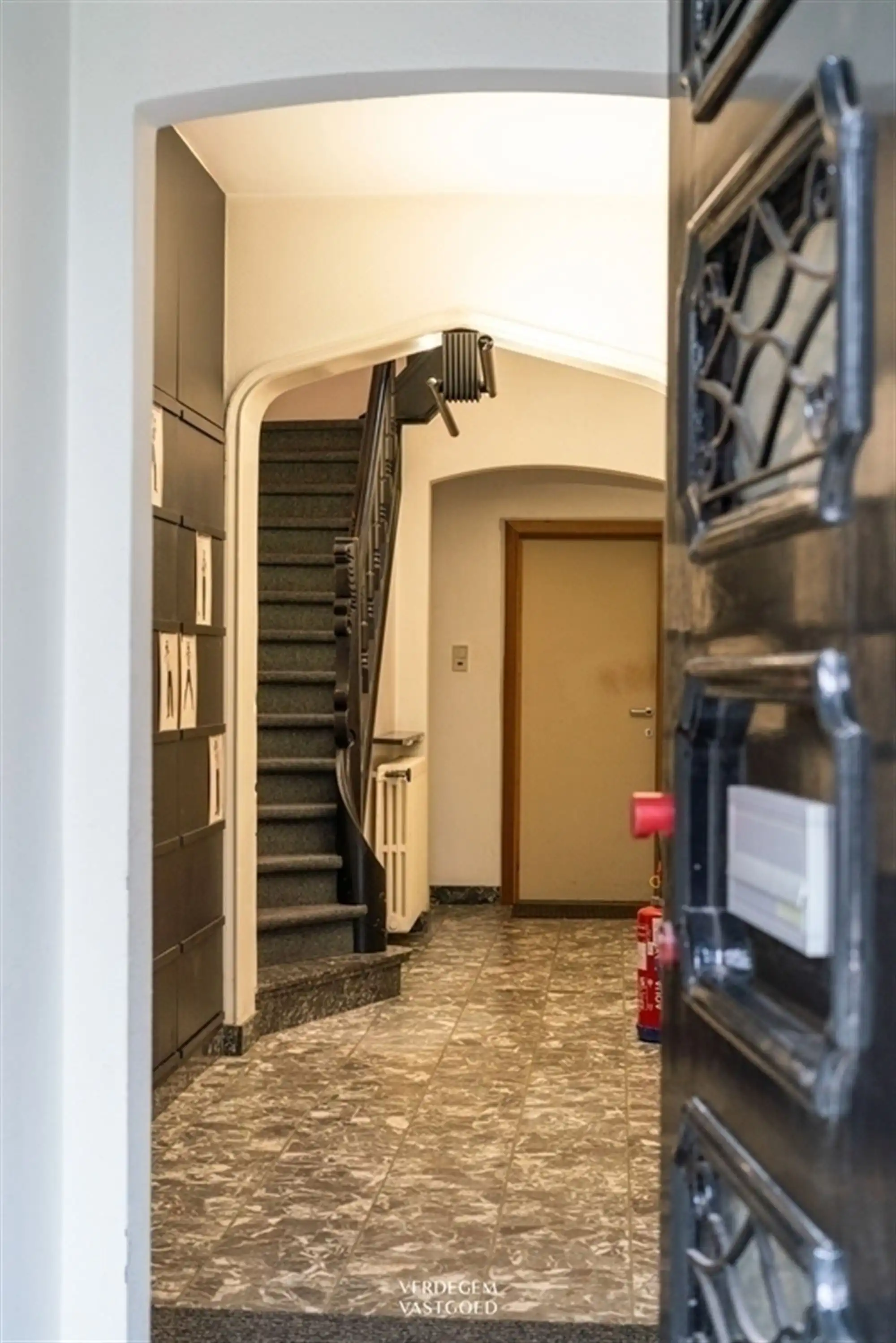 Architecturale woning met meerdere slaapkamers, garage en prachtige tuin foto 4