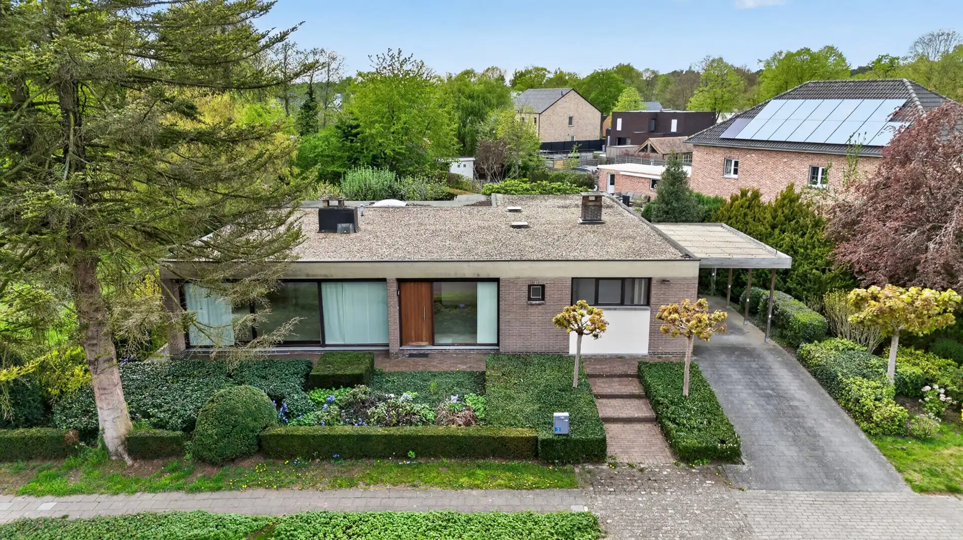 Ruime gelijkvloerse woning met veel potentieel op rustige ligging in Mol foto 4