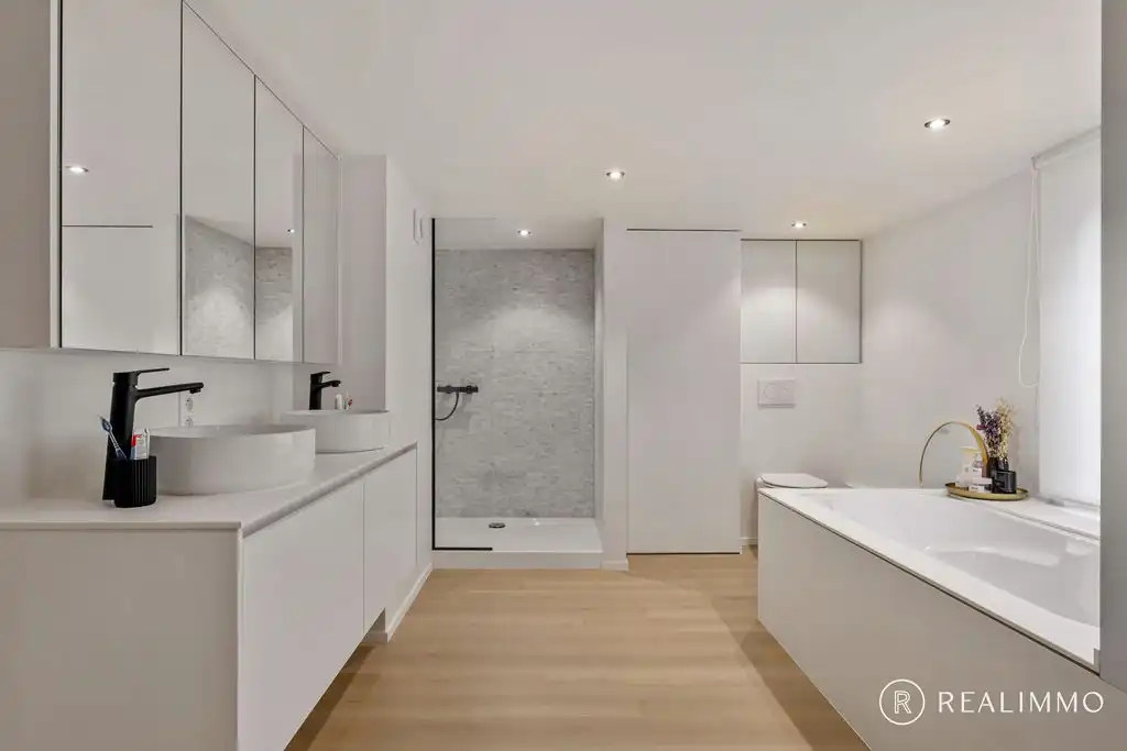 Stijlvol gerenoveerde woning met 4 slaapkamers foto 11