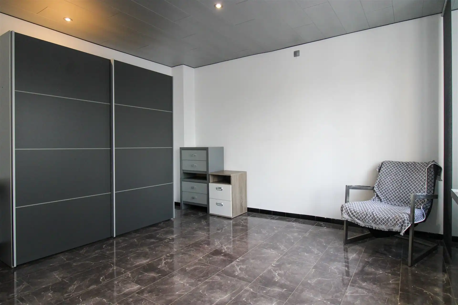 Instapklare gezinswoning met apart bijgebouw met eigen voorzieningen, 4 slaapkamers en inpandige garage op ruim perceel in hartje Maasmechelen! foto 11