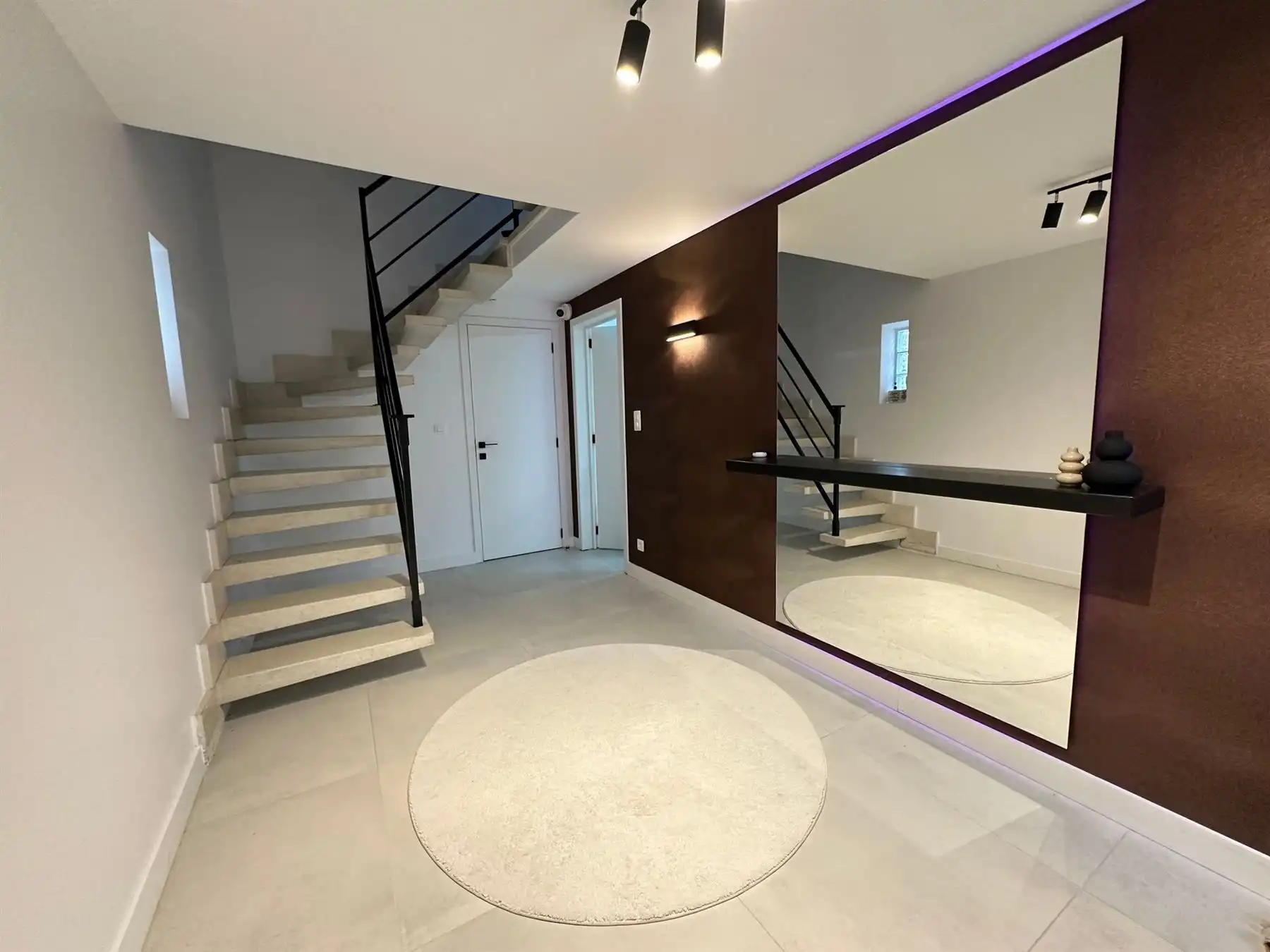 INSTAPKALRE 3 GEVEL WONING MET GARAGE foto 2