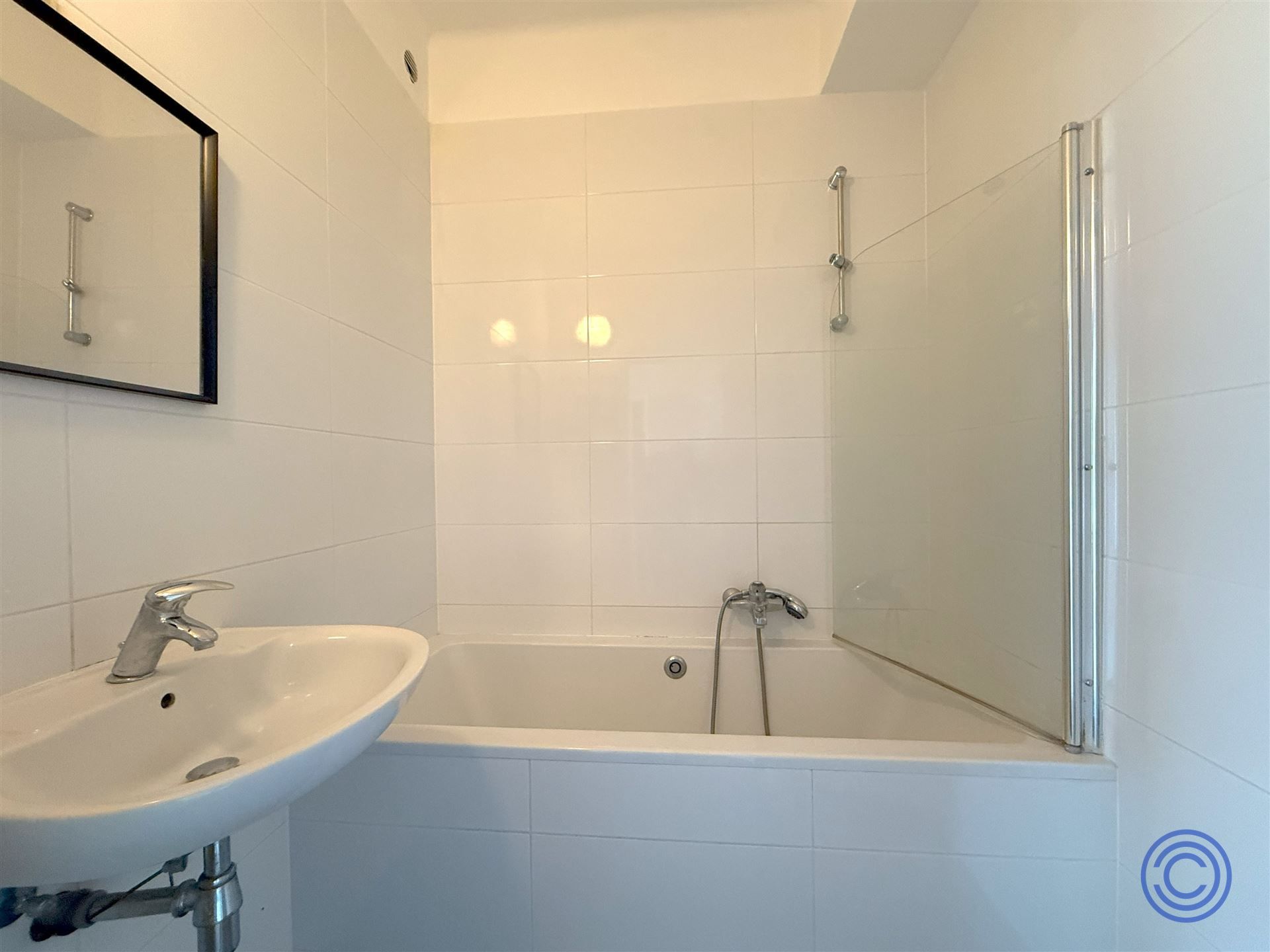 Lichtrijk 2-Slaapkamerappartement met balkon in groene doodlopende Straat foto 8
