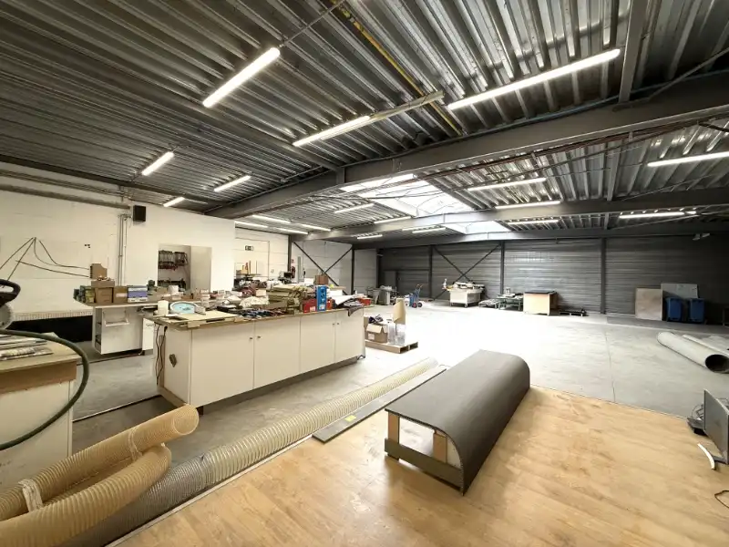 Veelzijdig bedrijfsgebouw langs de Dender met showroom, kantoren & parking foto 21