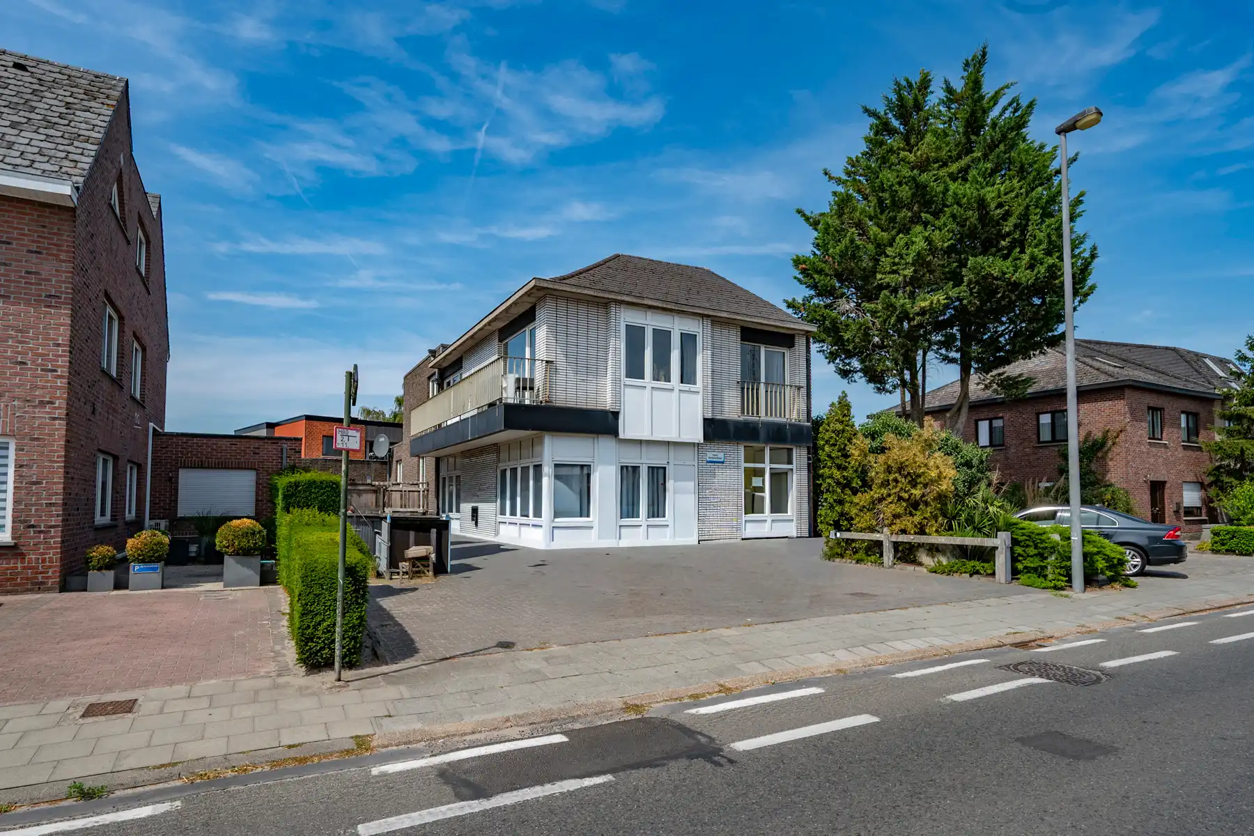 Hoofdfoto van de publicatie: Appartementsgebouw met 2 unit en garage 