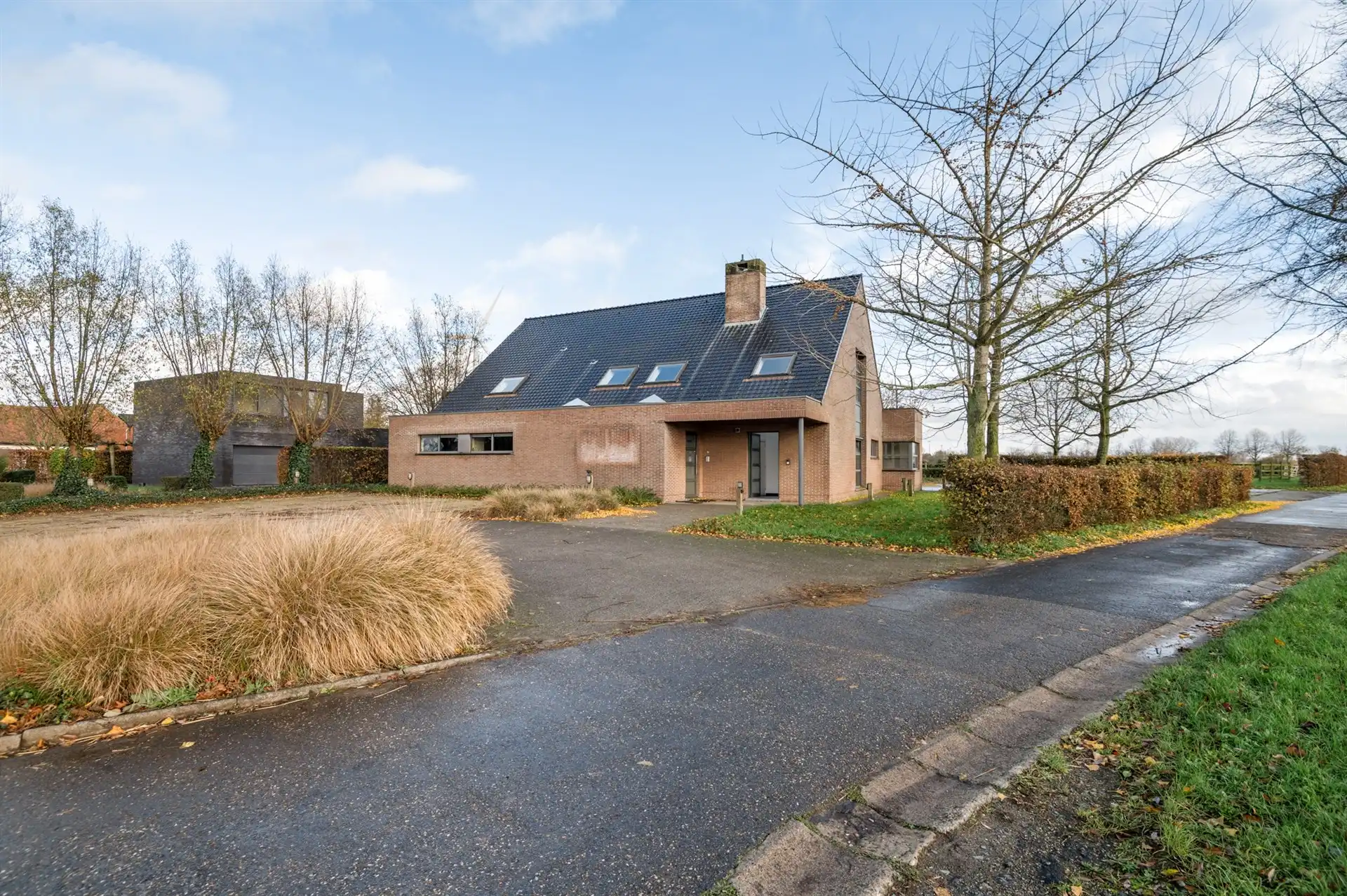 Handelspand met ruim appartement op een toplocatie in Sint-Gillis-Waas foto {{pictureIndex}}