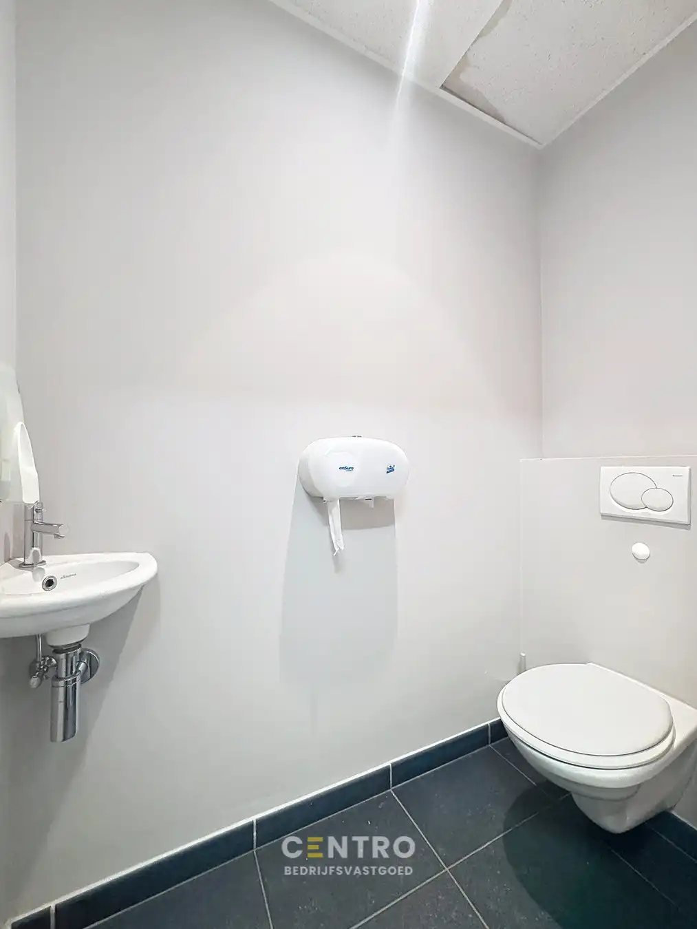 Instapklaar BEDRIJFSGEBOUW (bj. 2009) bestaande uit geïsoleerde MAGAZIJN, KANTOREN en een luxueus afgewerkte LOFT-APPARTEMENT op verdieping. Op bedrijventerrein "Oude Barriere" te Diksmuide. foto 15