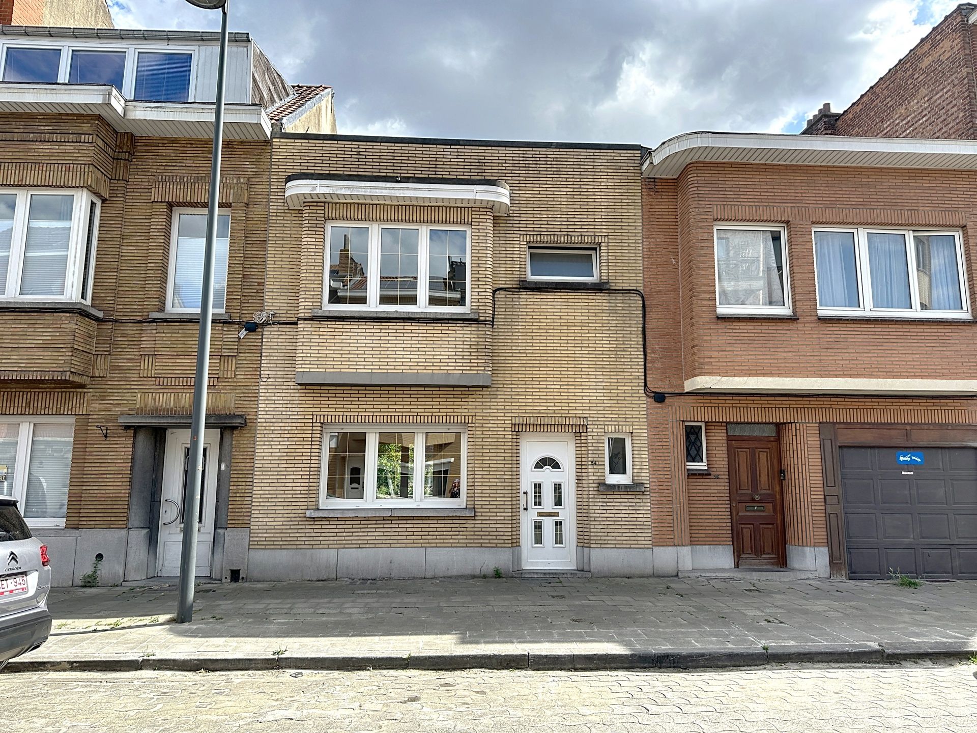 Goedgelegen rijwoning met 3, mogelijks 4 slaapkamers en tuin foto {{pictureIndex}}