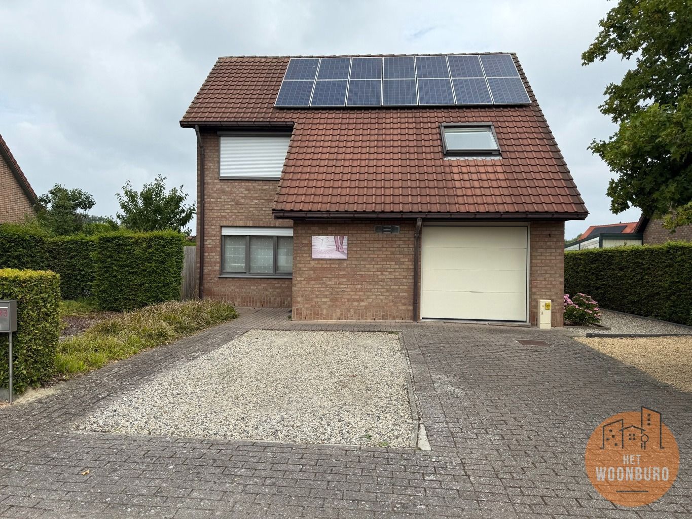 Ruime open bebouwing met garage en tuin foto {{pictureIndex}}