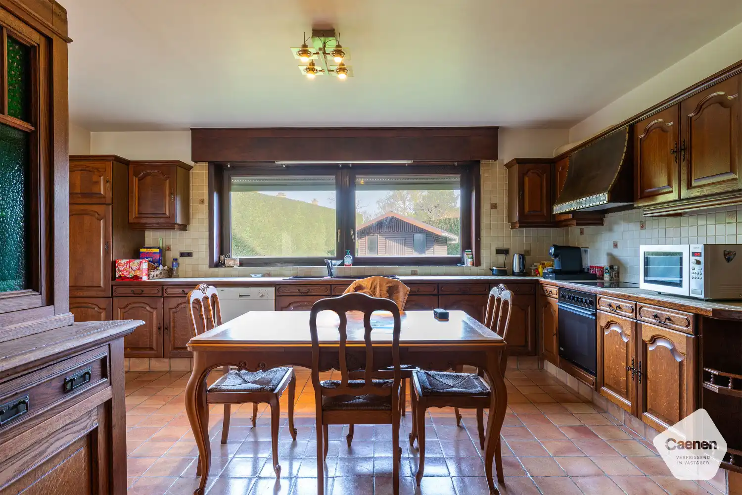 TOP GELEGEN VILLA MET 4 SLAAPKAMERS , GARAGE en onderhoudsvriendelijke tuin met tuinhuis foto 7