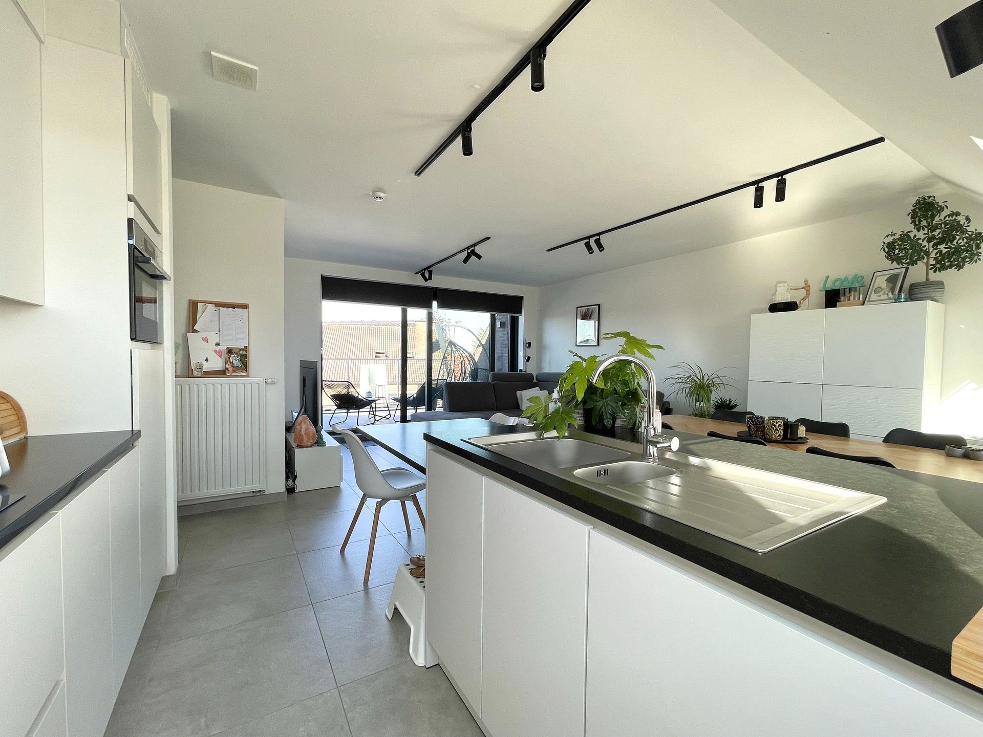 RECENT EN LICHTRIJK APPARTEMENT MET 2 KAMERS EN PARKING foto 6