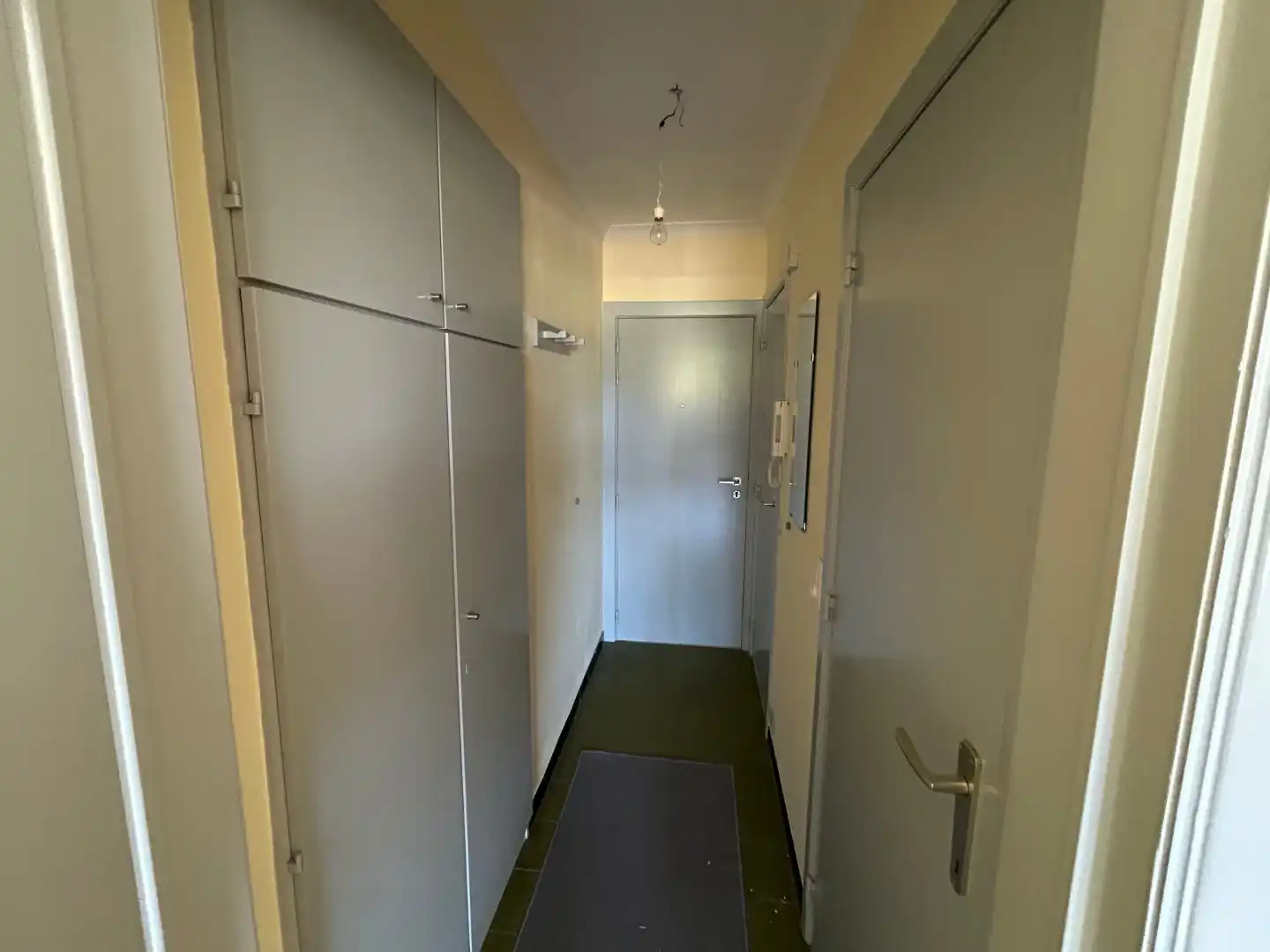Ongemeubileerde studio met private garagebox en kelderberging foto 9