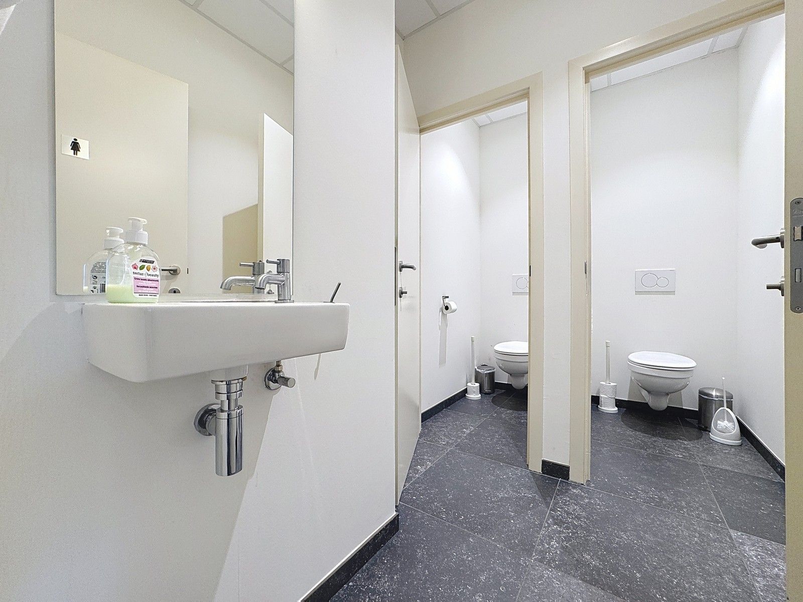 Exclusieve KANTOORRUIMTE (380 m²) met UITSTRALING op toplocatie (op 500m van autosnelwegen), voorzien van modern comfort en maximale zichtbaarheid te Loppem! foto 12