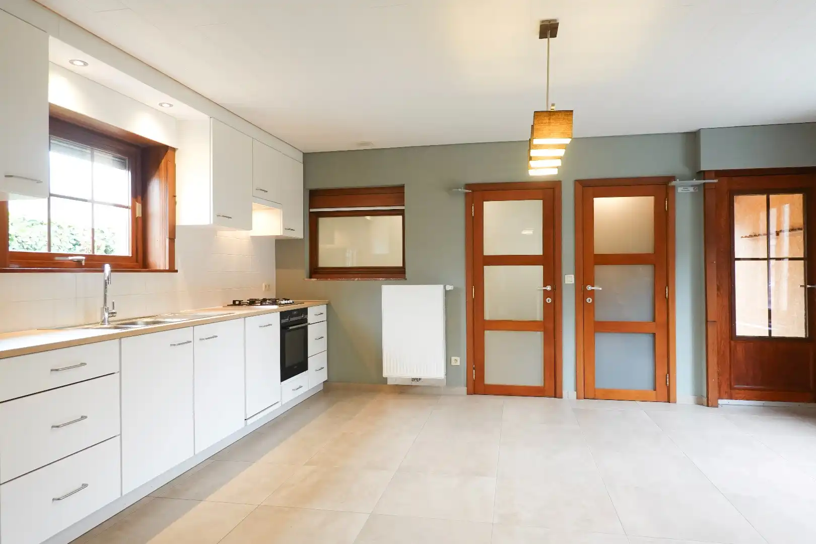 Charmante vrijstaande woning met 5 slaapkamers, ruime tuin en grote garage foto 9