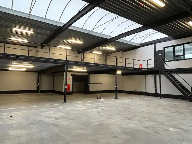 Bedrijfshal met kantoor foto 3