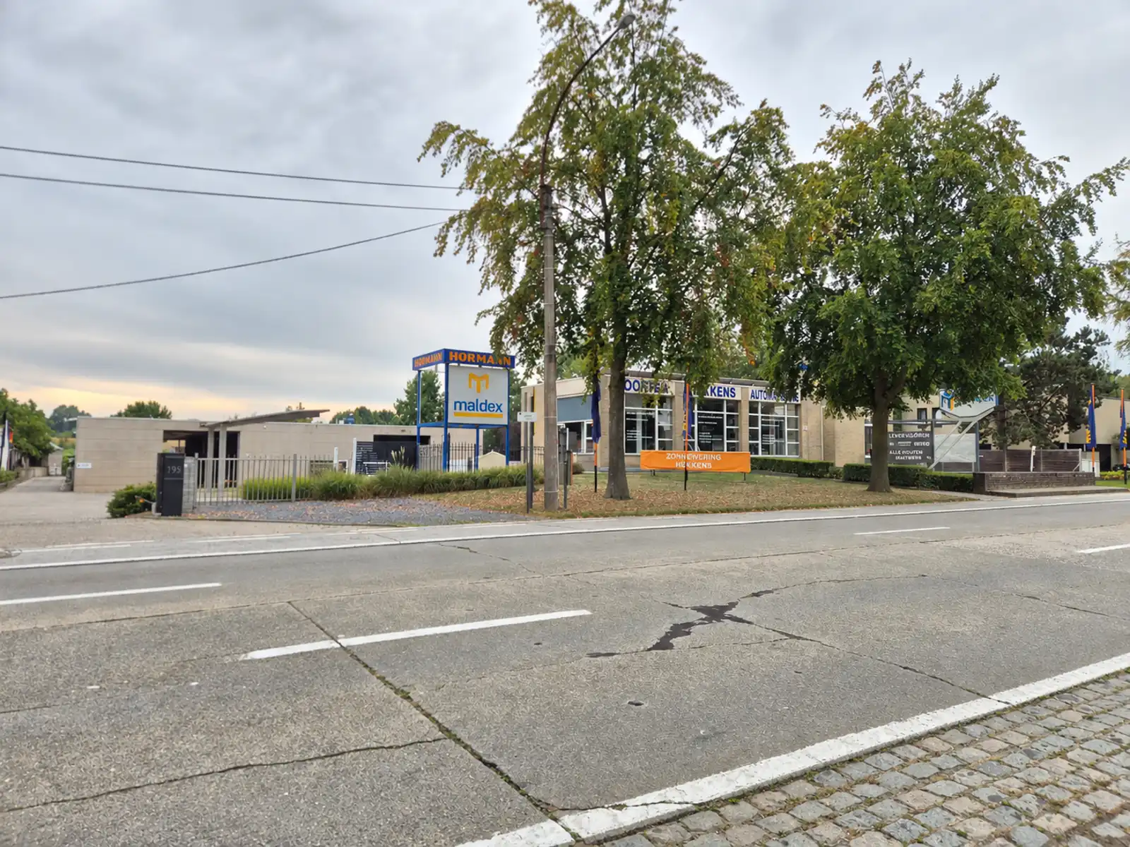 Opslag/werkplaats van 1000 m² met bijkomende kantoorruimte foto {{pictureIndex}}