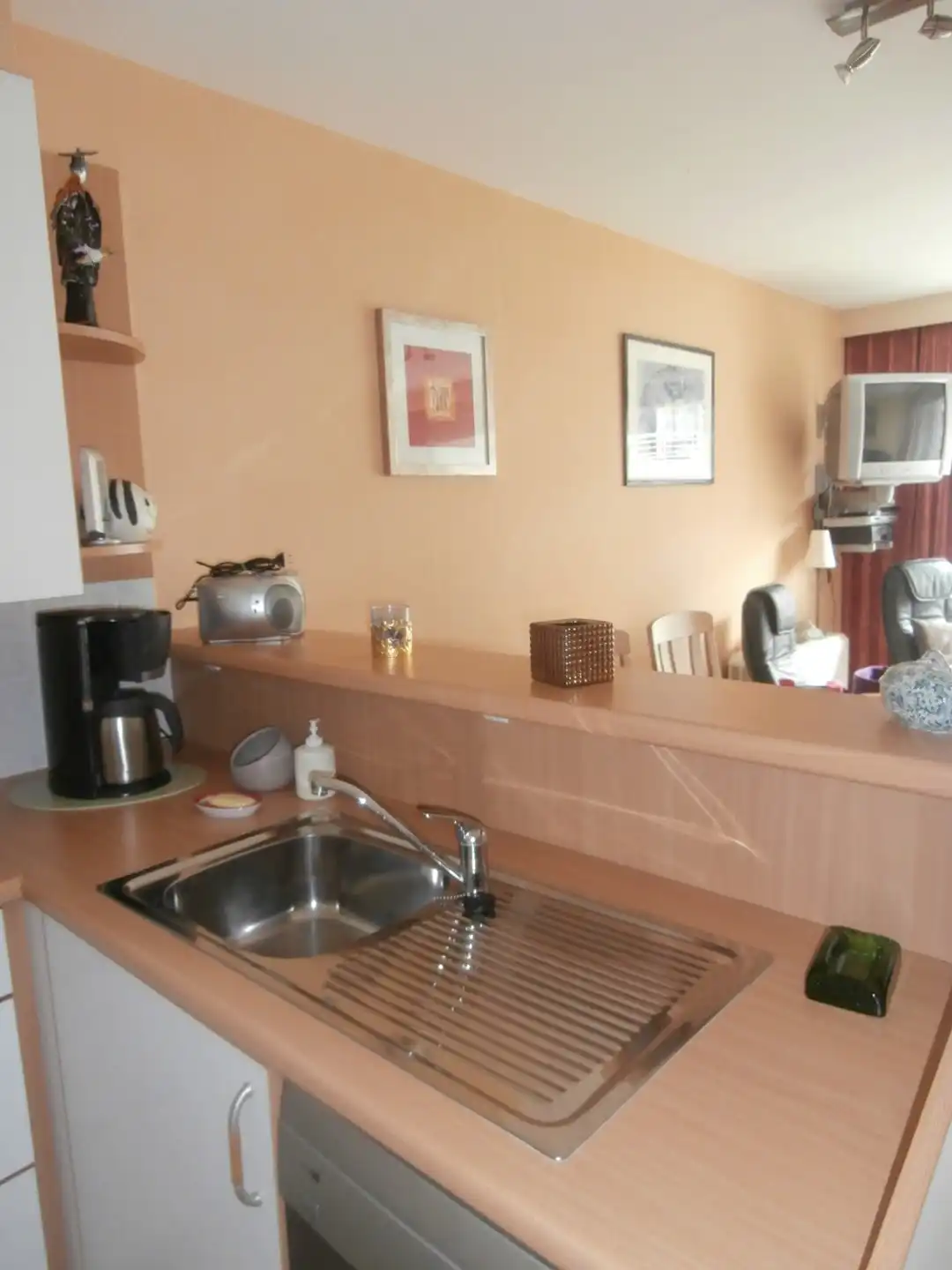 Modern gemeubeld 2 slaapkamerappartement met garage TE KOOP foto 2