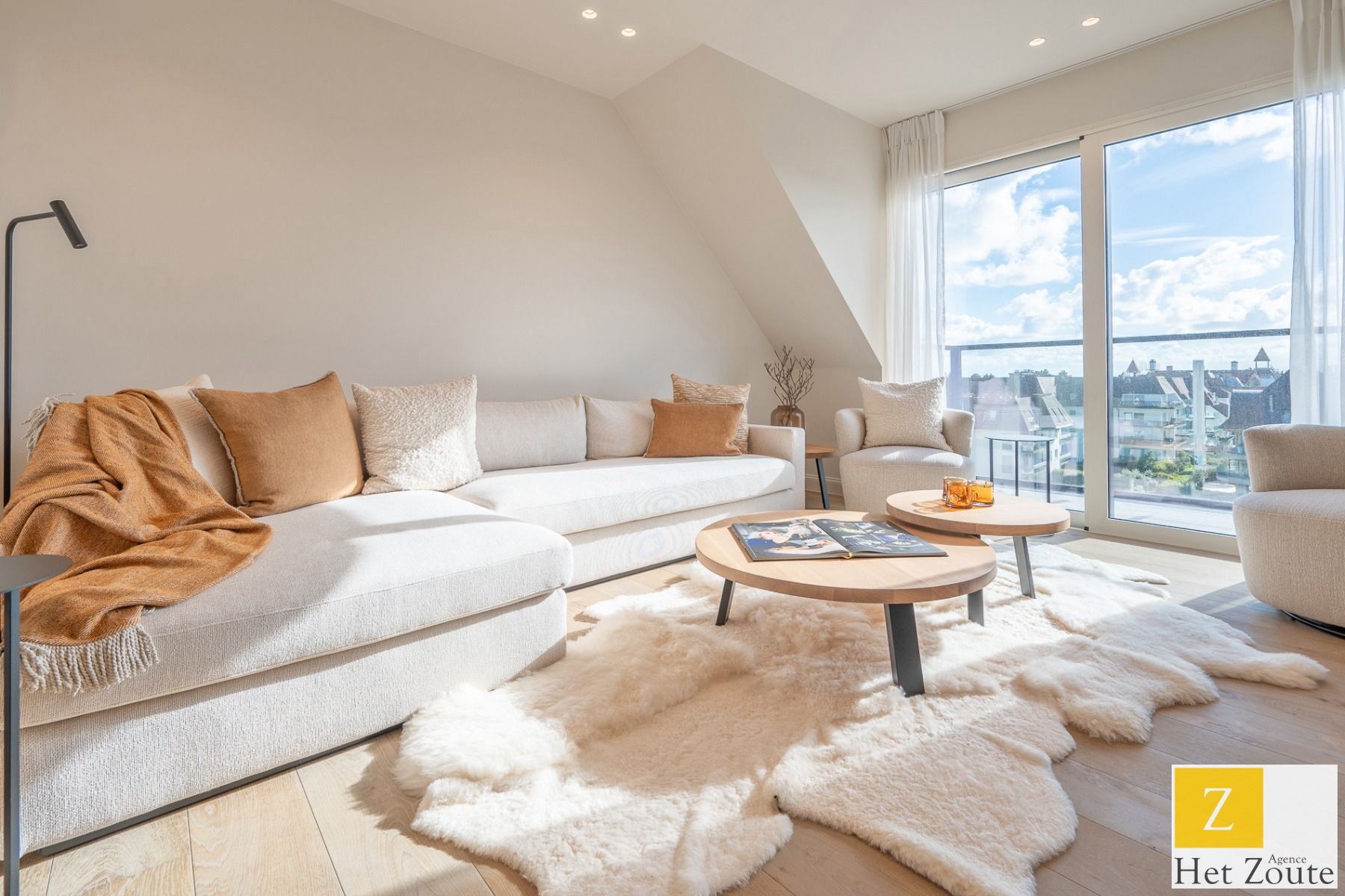 Nieuwbouw penthouse met terras - zicht op approach en zee foto {{pictureIndex}}