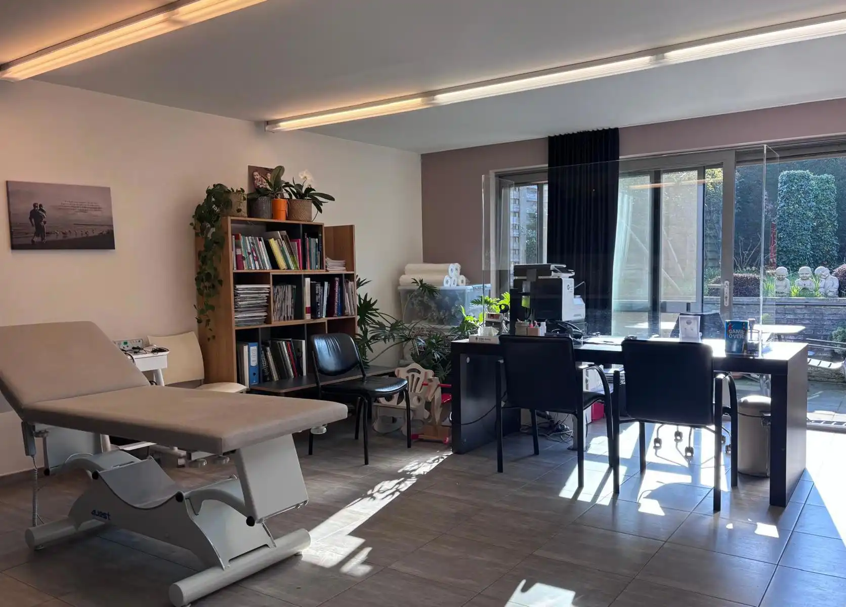 Instapklaar praktijk-/kantoorpand in het centrum van Tielt. foto 10