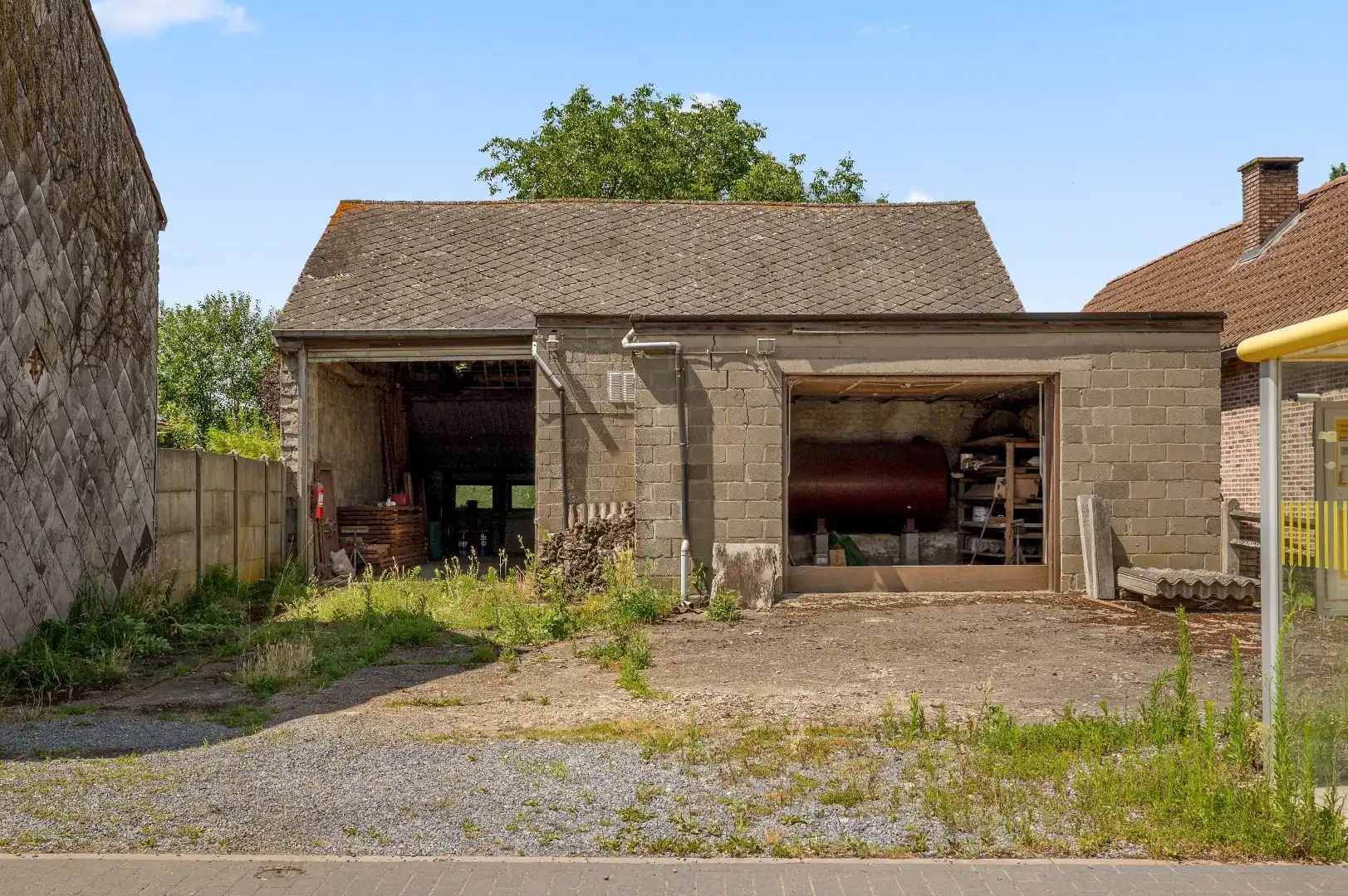 Loods met garage en tuin op ruim perceel van 827 m² foto {{pictureIndex}}