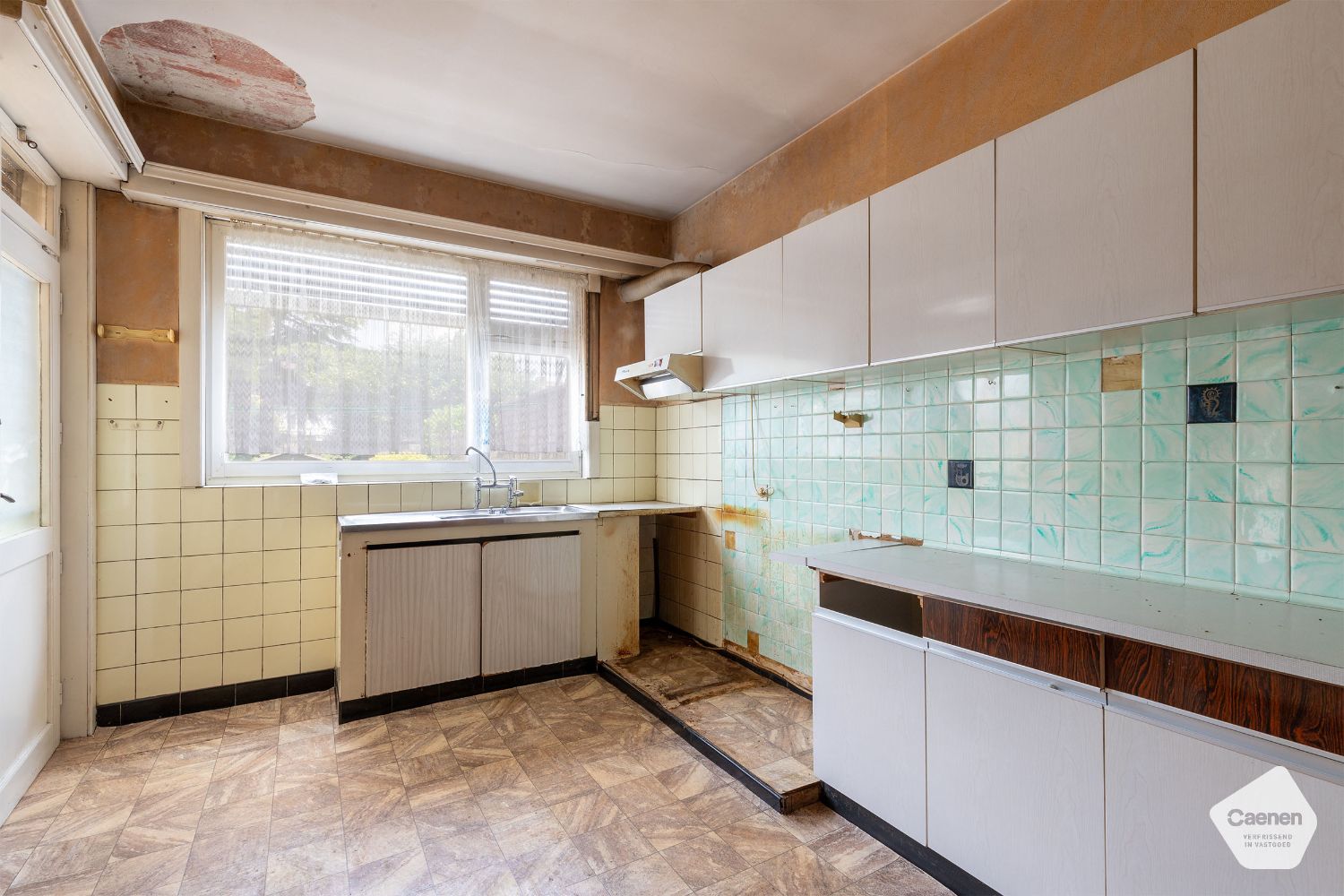 TE RENOVEREN STEVIGE HALF-OPEN WONING op CENTRALE LIGGING met 4 slaapkamers en GARAGE foto 7