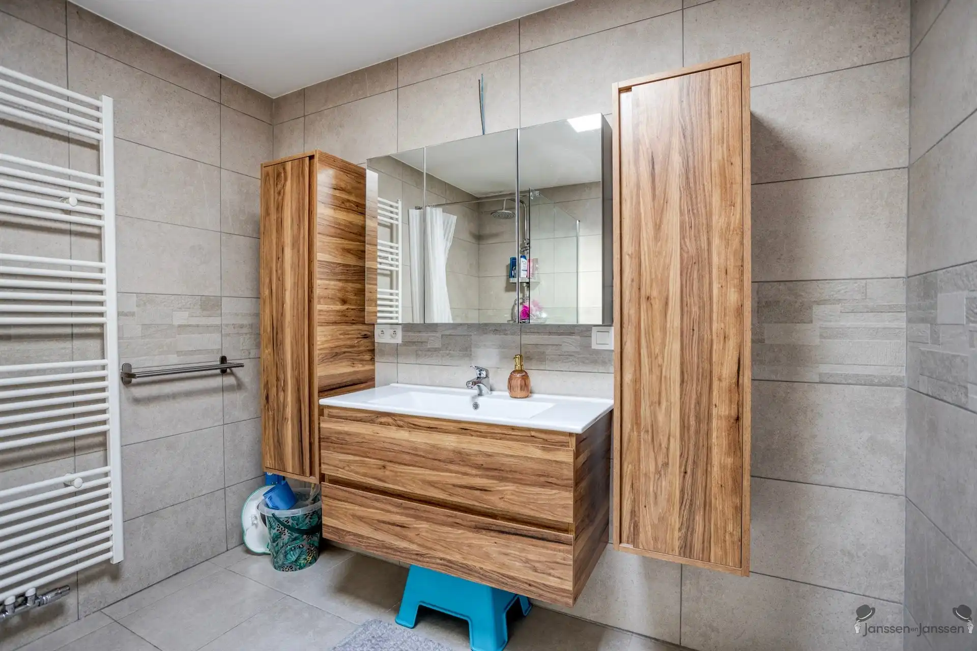 Volledig gerenoveerde HOB op topligging aan rustig pleintje te Genk foto 19