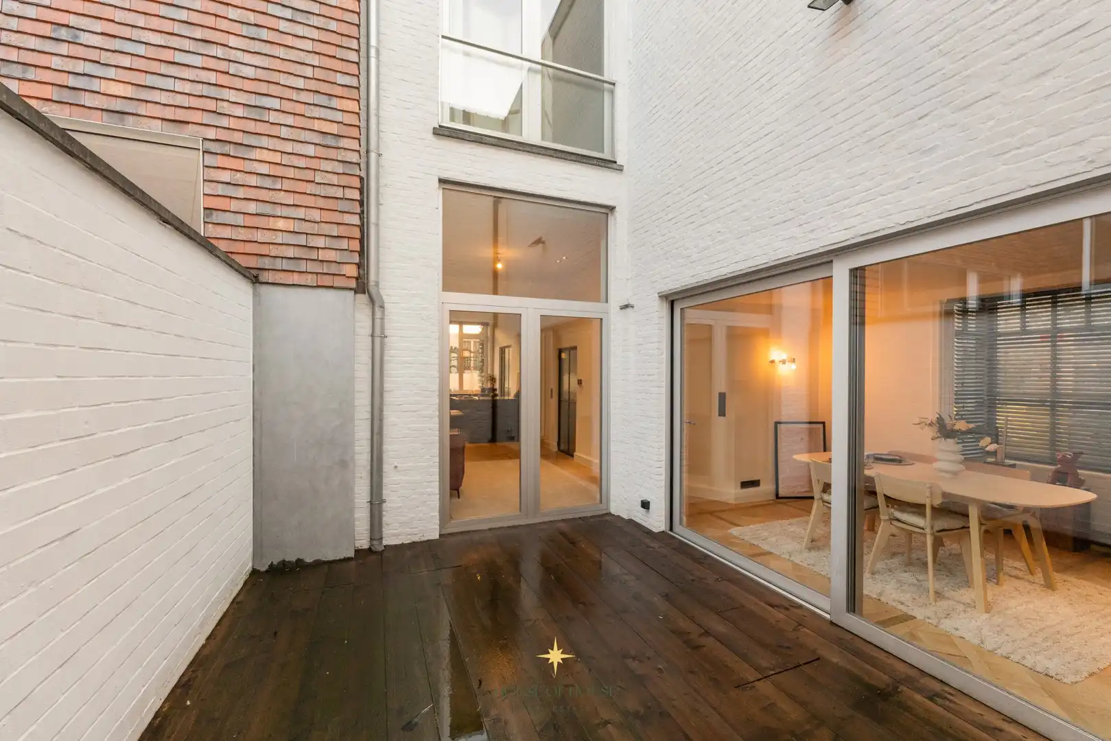 Subliem gerenoveerde stadswoning in een uitzonderlijk historisch kader rond de Onze-Lieve-Vrouwekerk, zonder renovatieverplichting foto 10