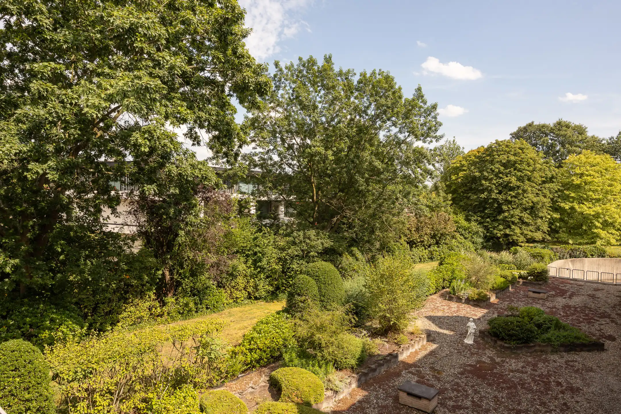 Lichtrijk en ruim appartement  120 m2 met zicht op groen foto 19
