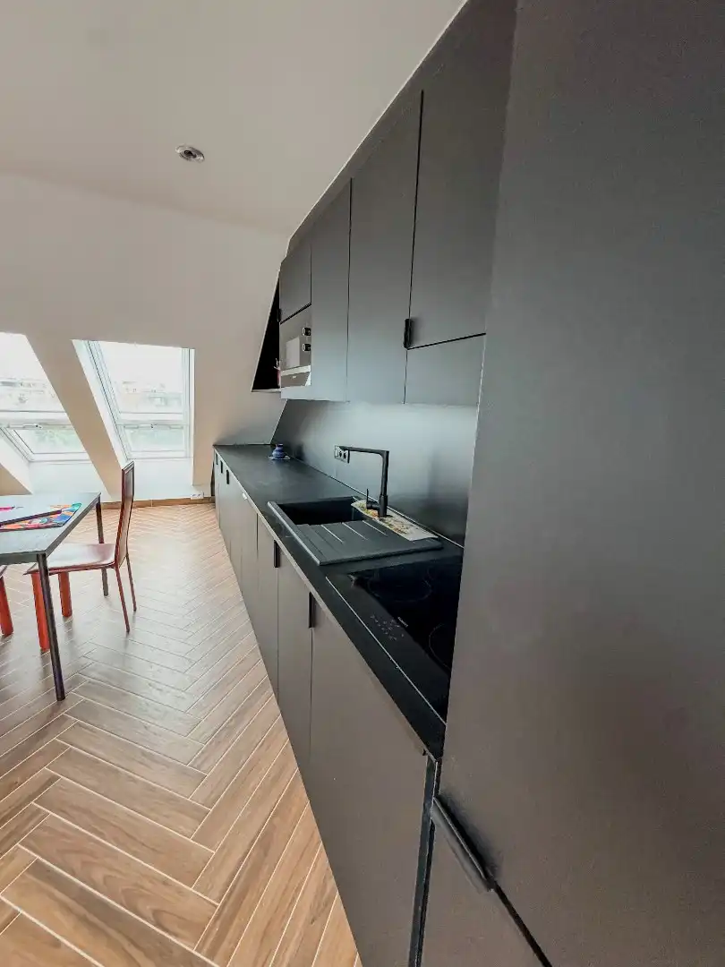 Gerenoveerde & bemeubelde studio te huur in centrum Leuven foto 10