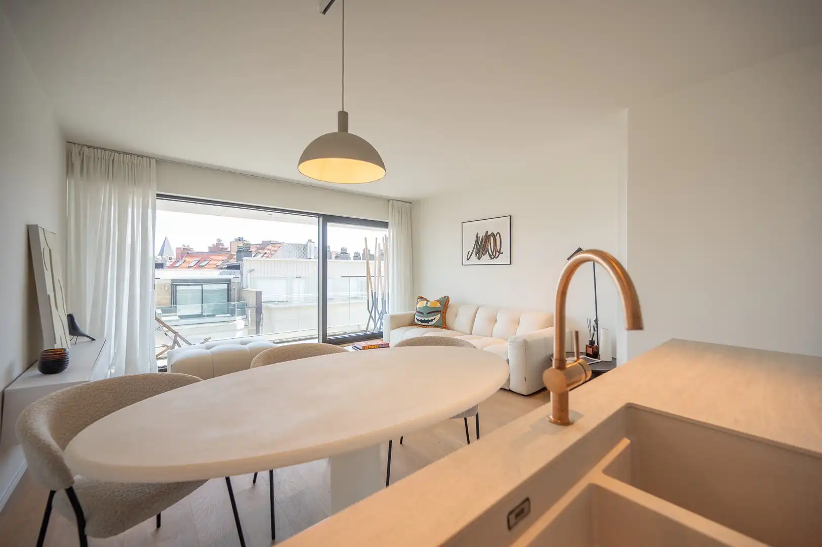 Volledig gerenoveerd appartement met zuidgericht terras heel centraal gelegen op de Kustlaan. foto 11