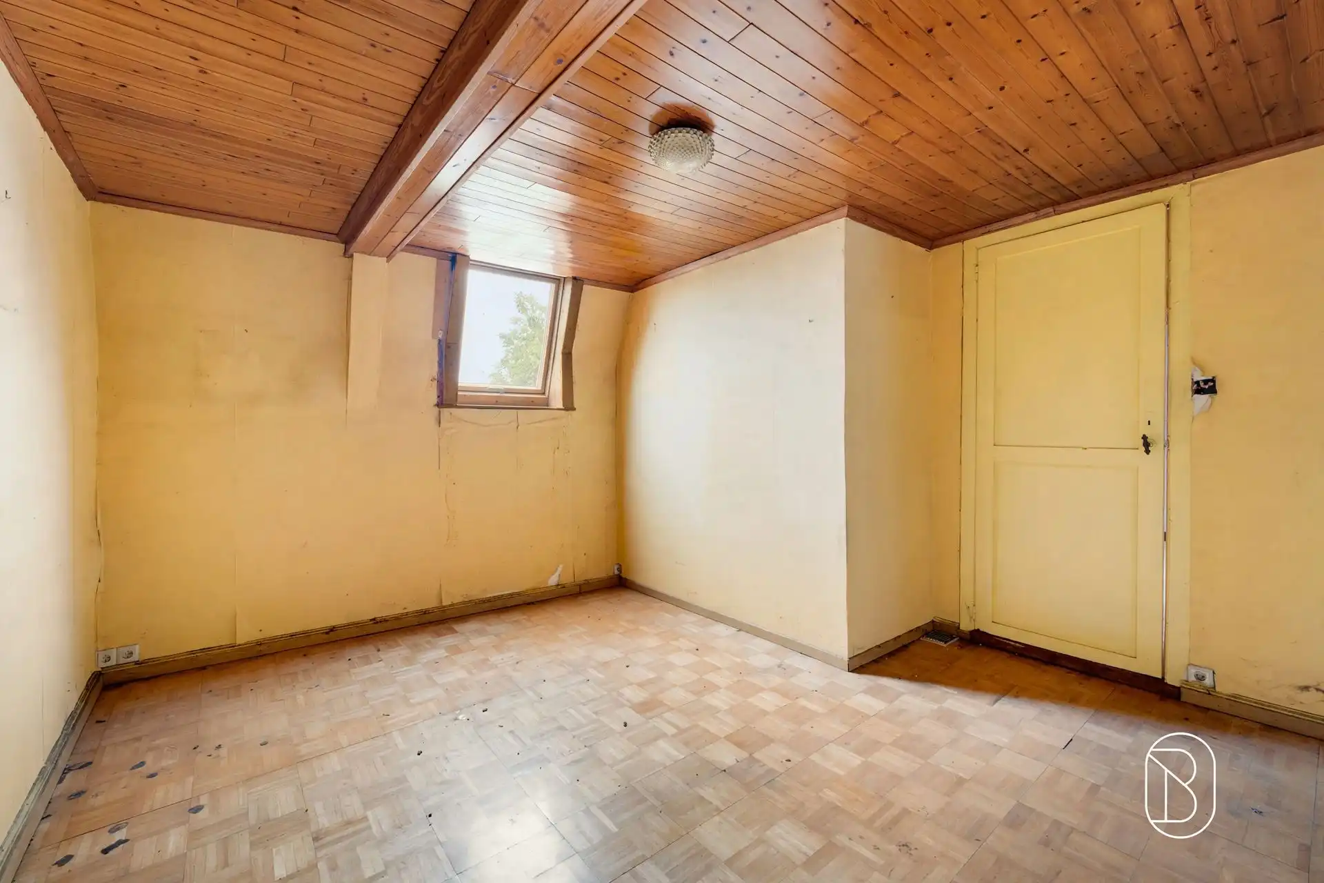 Te renoveren / af te breken woning met POTENTIEEL en uitweg foto 14