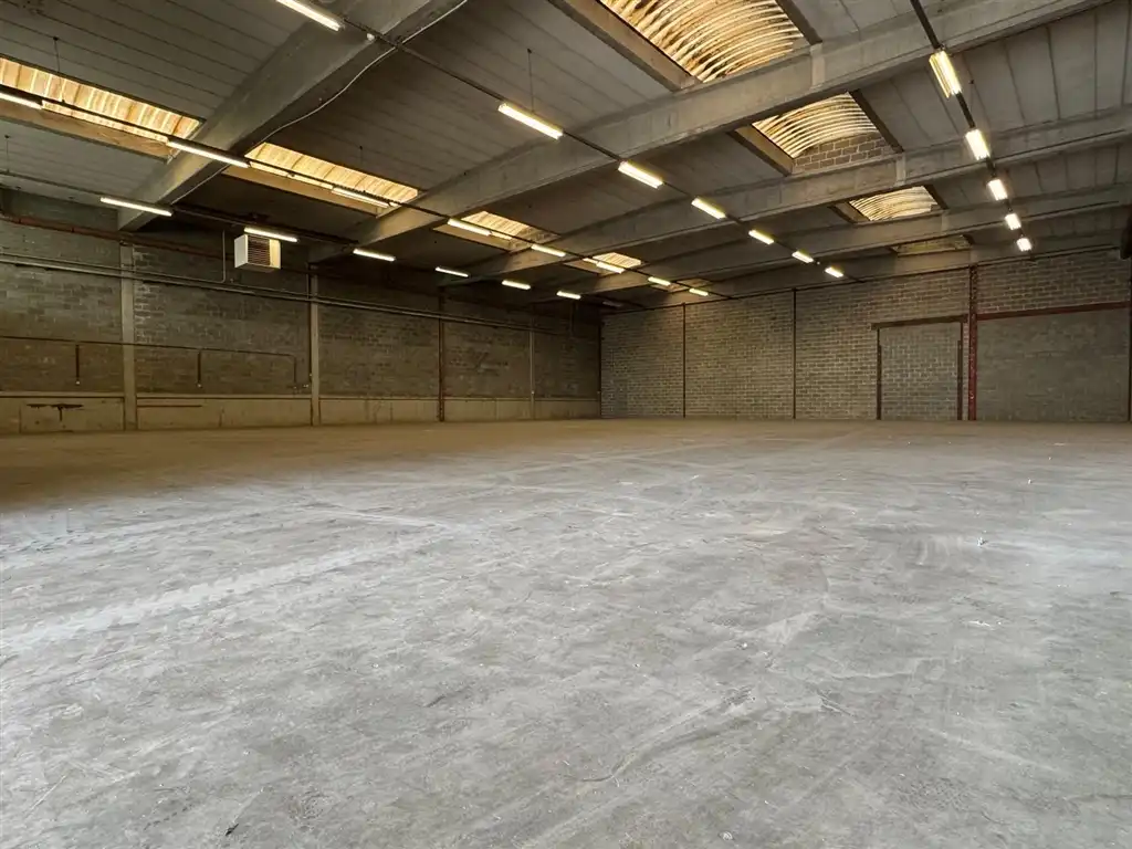 Magazijn met klein kantoor op strategische locatie foto 4