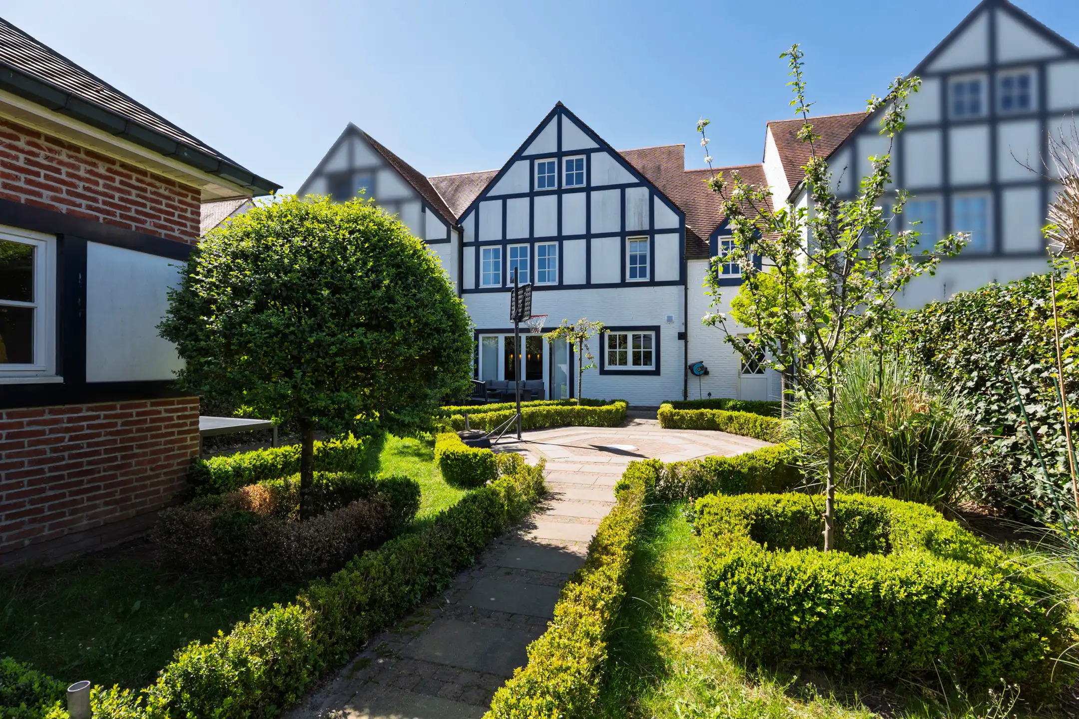 Ruime woning met o.a. 5 slpk, 2 badk, garage ,centrum Poppel foto 2