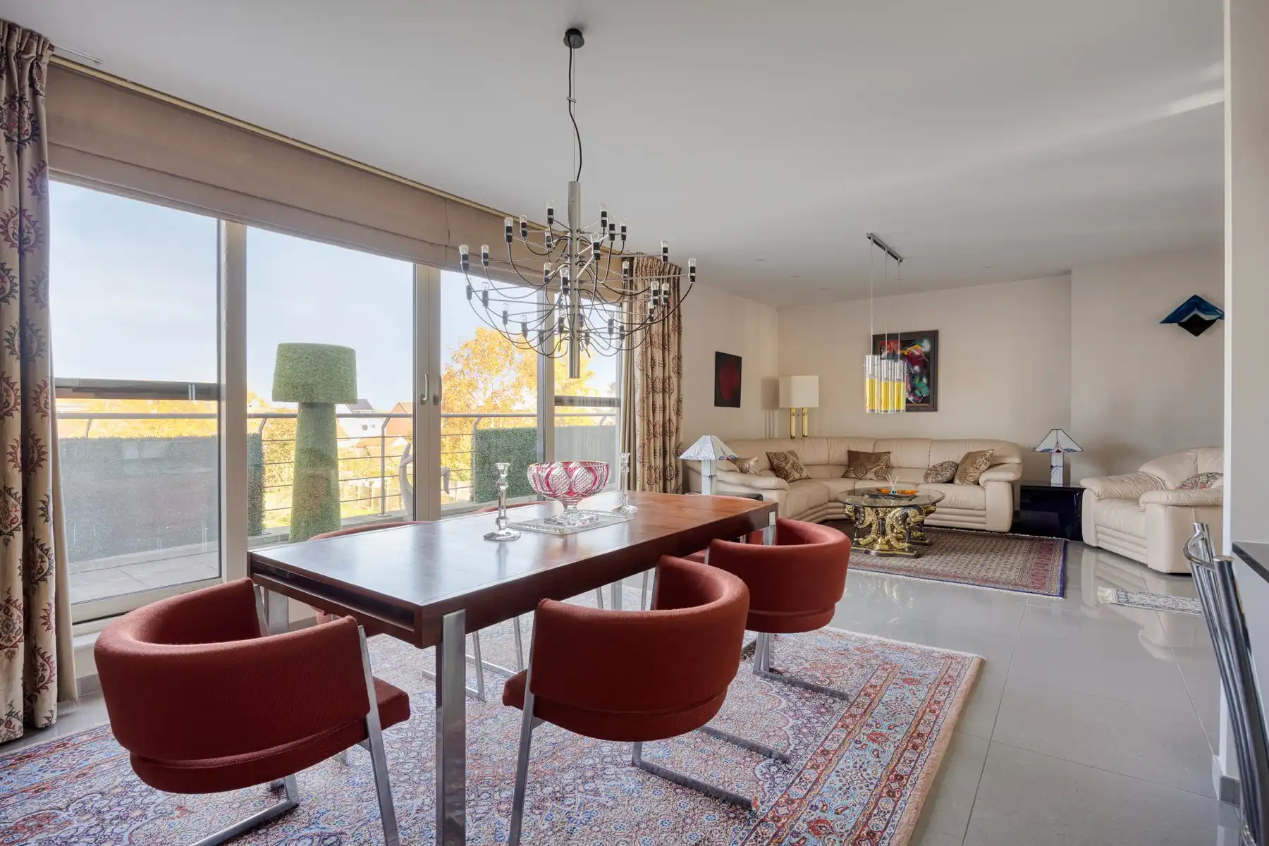 Mooi appartement met tijdloze architectuur in nieuwstaat foto 2