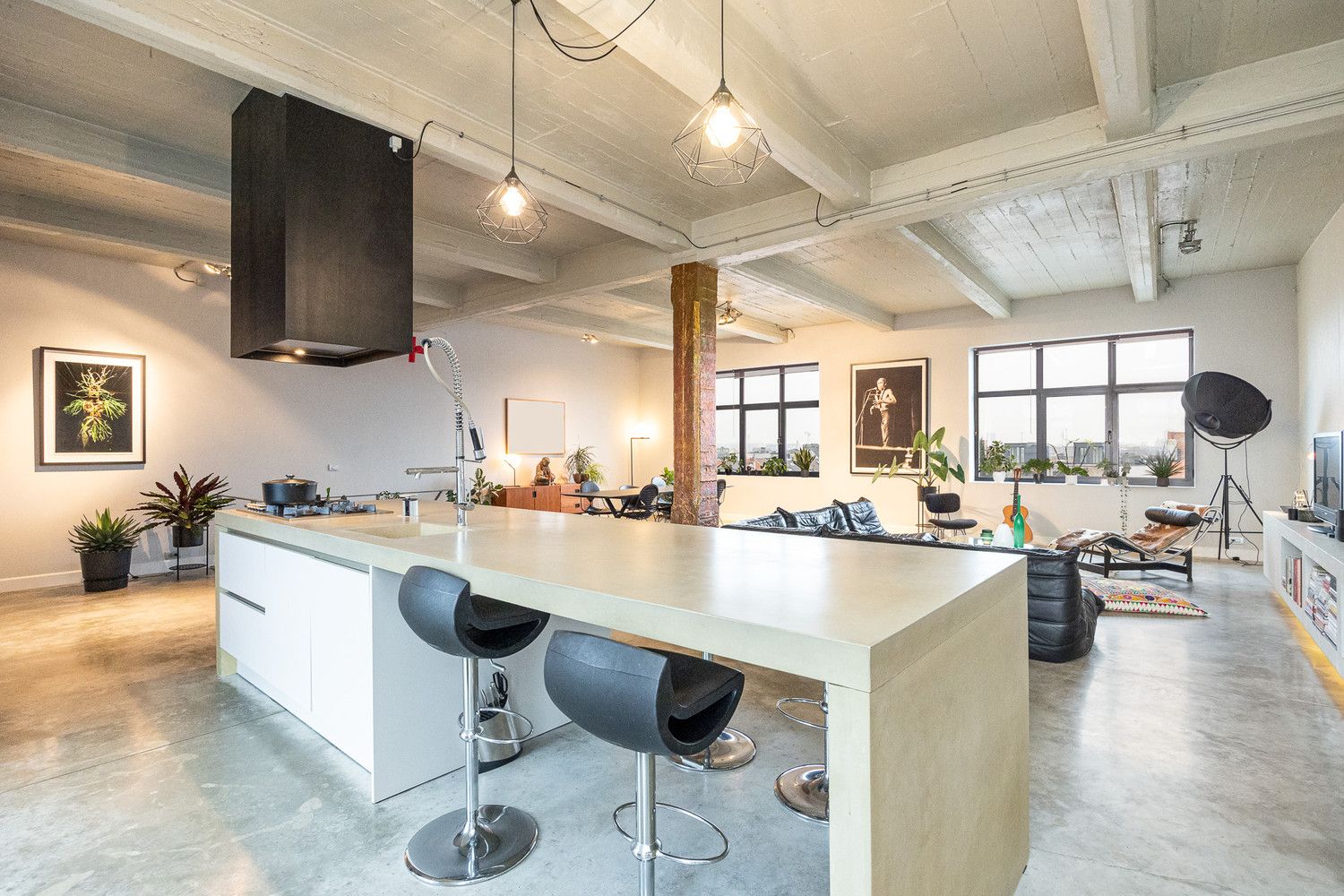 VERKOCHT: kevin@wellimmo.net voor meer info! Uitzonderlijk ruim duplex-penthouse (250m²) met heerlijke zonneterrassen van in totaal 23m² + optionele garage met laadpaal in rustig, groen woonerf op de grens Antwerpen/Borgerhout foto {{pictureIndex}}