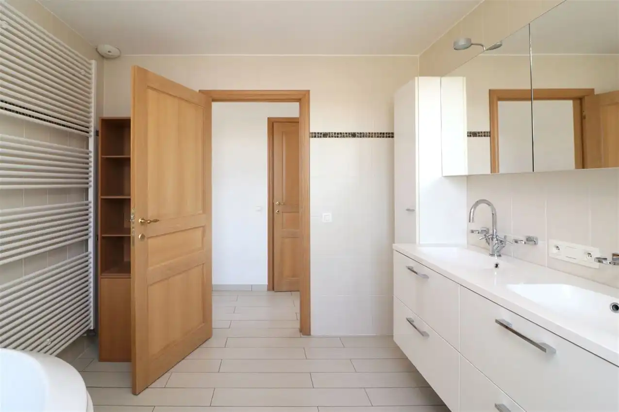 Recente woning met drie slaapkamers en garage op rustige locatie foto 19