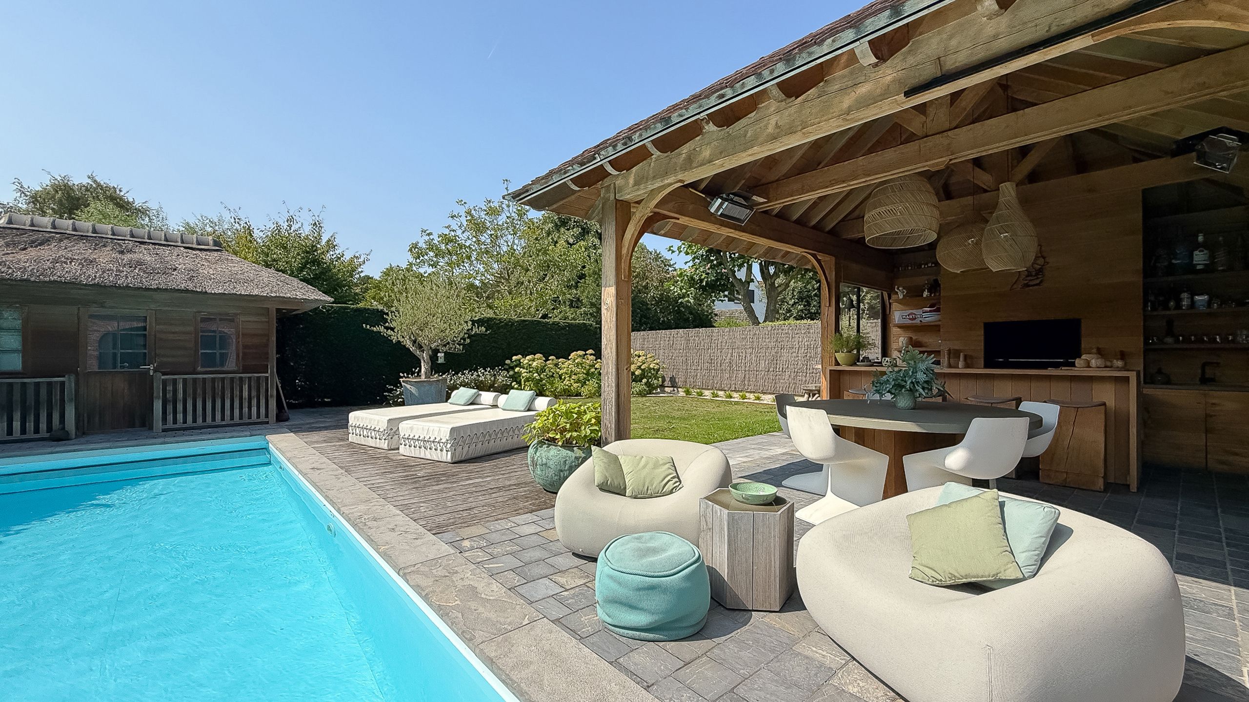 Exclusieve villa met zwembad, gelegen in een groene omgeving foto 17