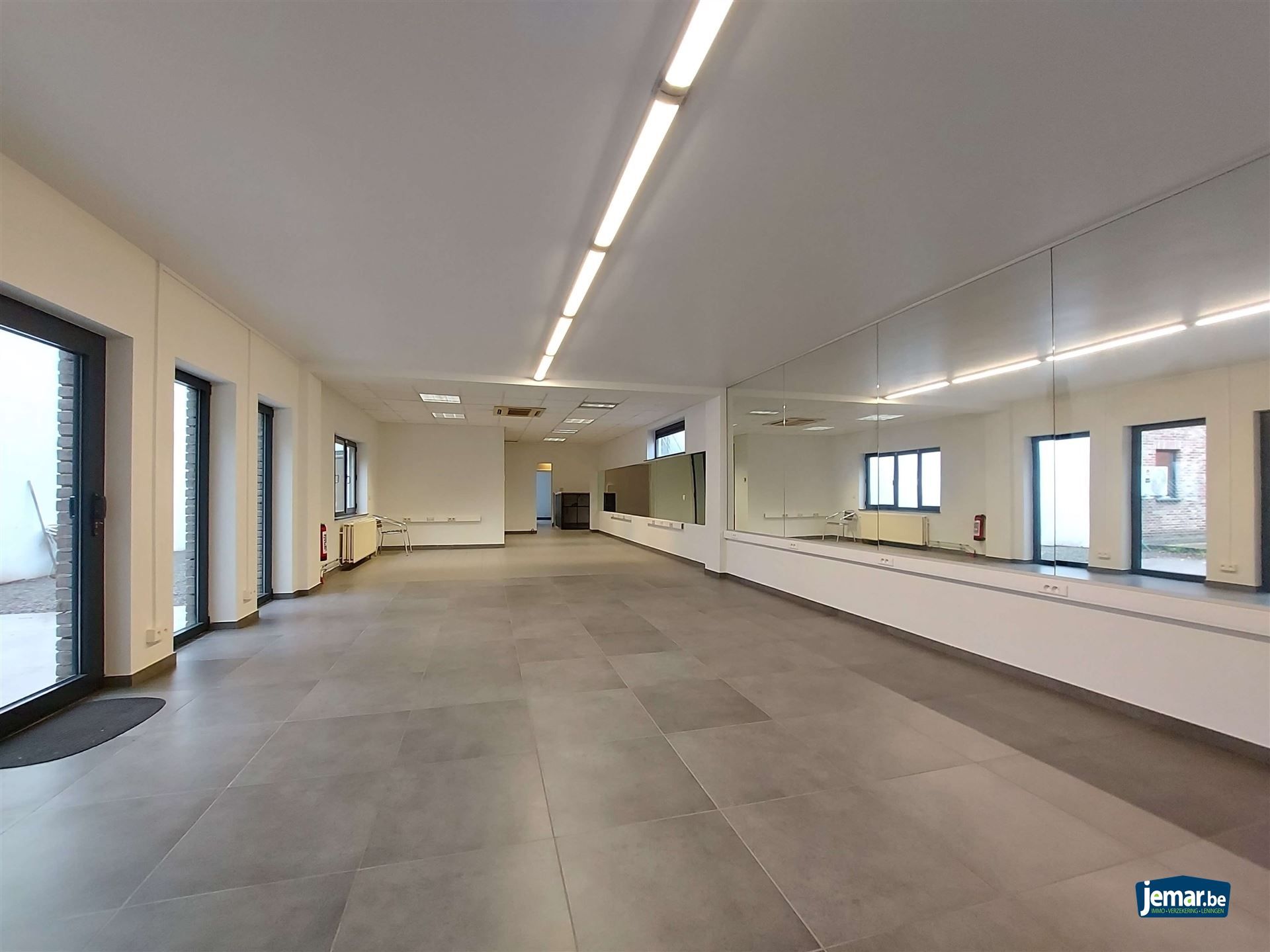 AANDELENOVERDRACHT: Handelspand met appartement foto 10