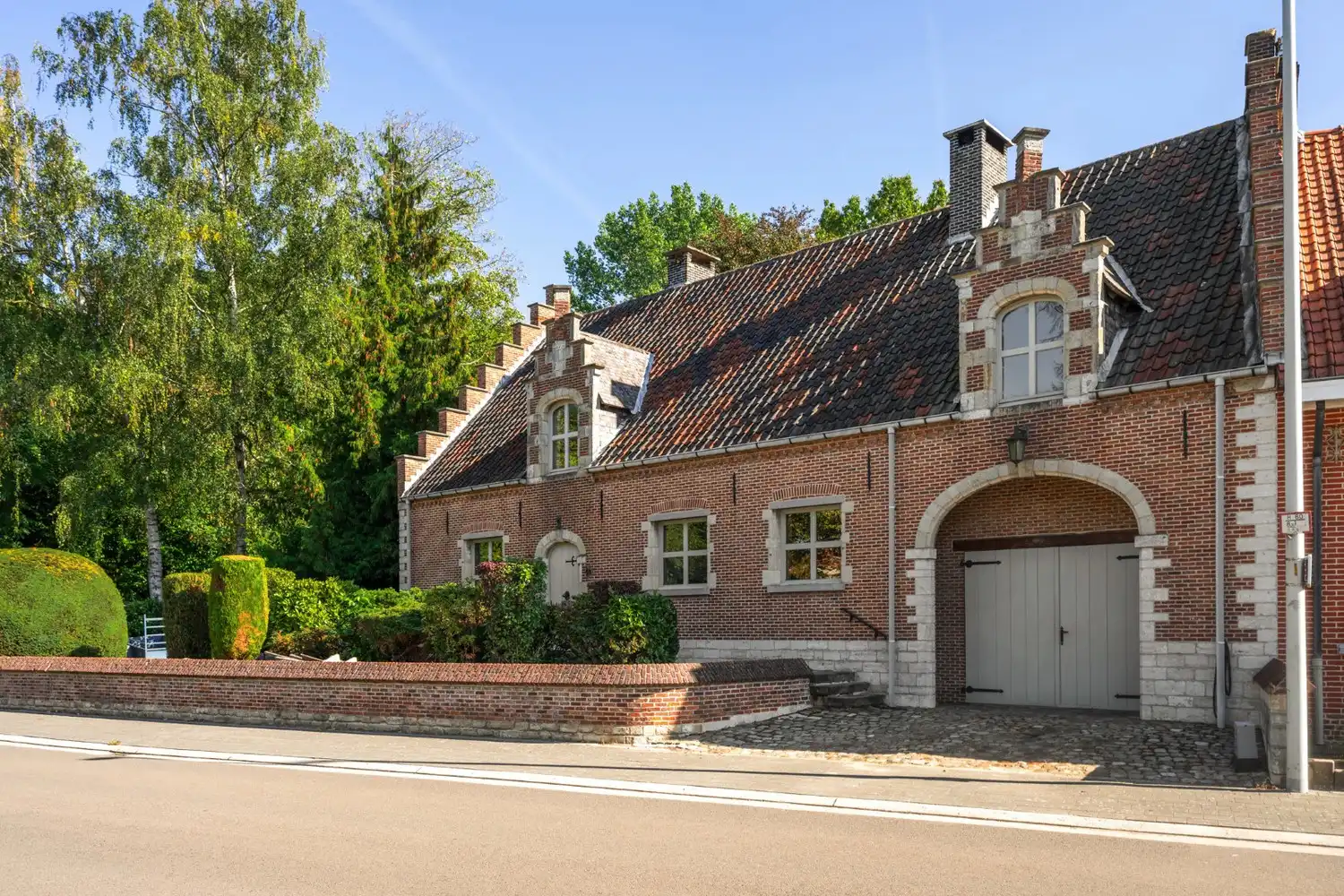 Hoofdfoto van de publicatie: UITZONDERLIJK LANDHUIS OP PERCEEL VAN 1.194 m²!