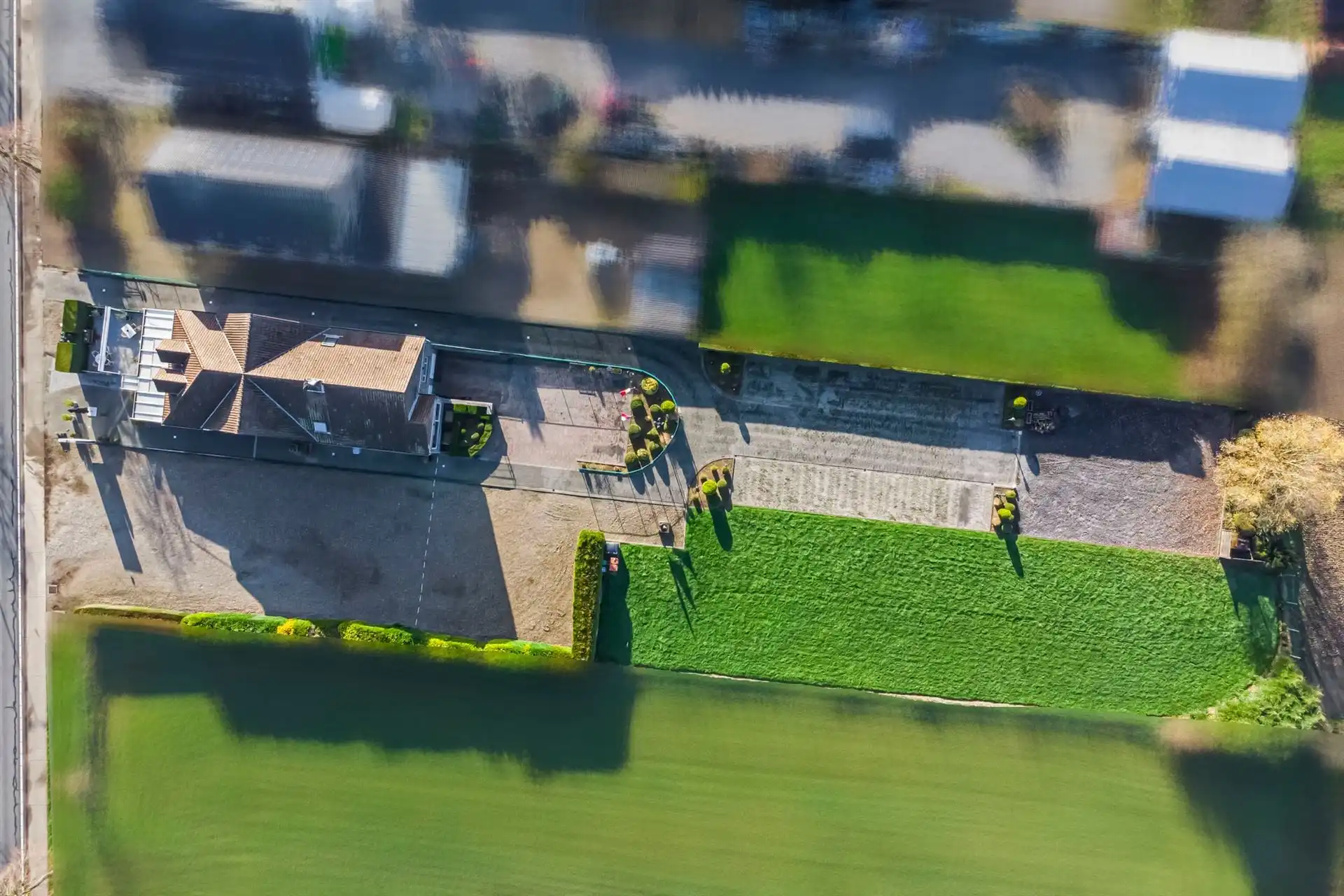 Commercieel bedrijfspand met woonst langs de Rijksweg in Maasmechelen, met hoge visibiliteit, parkeermogelijkheden en veelzijdig commercieel potentieel! foto 2