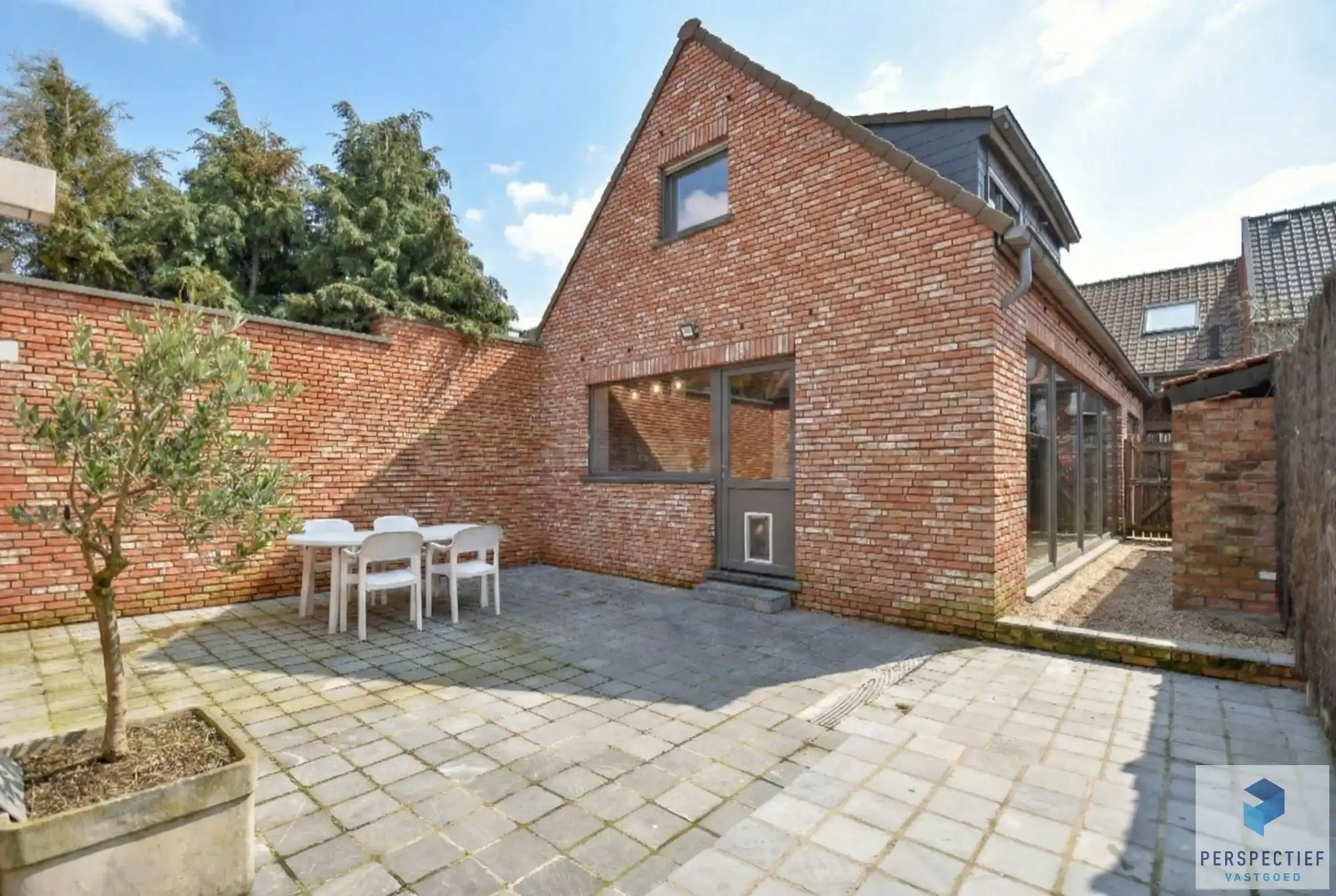 Ruime woning met tuin, weide & bijgebouw gelegen in landelijke omgeving in Oedelem op  1 365 m² foto {{pictureIndex}}