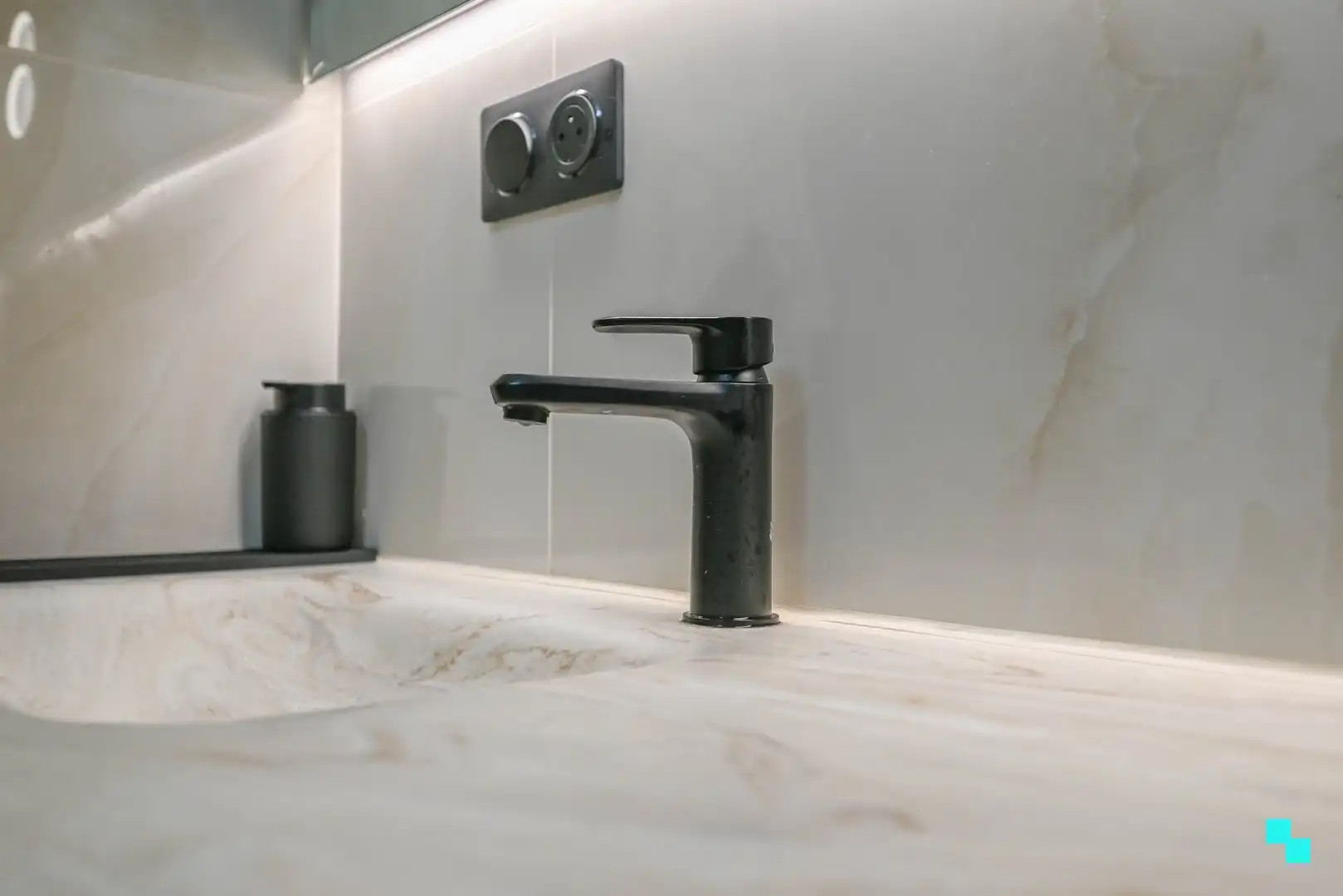 Gerenoveerd appartement in Deerlijk met garage foto 19