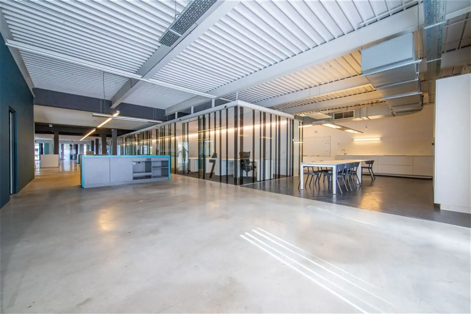 Gelijkvloers kantoor met parking te koop foto 12