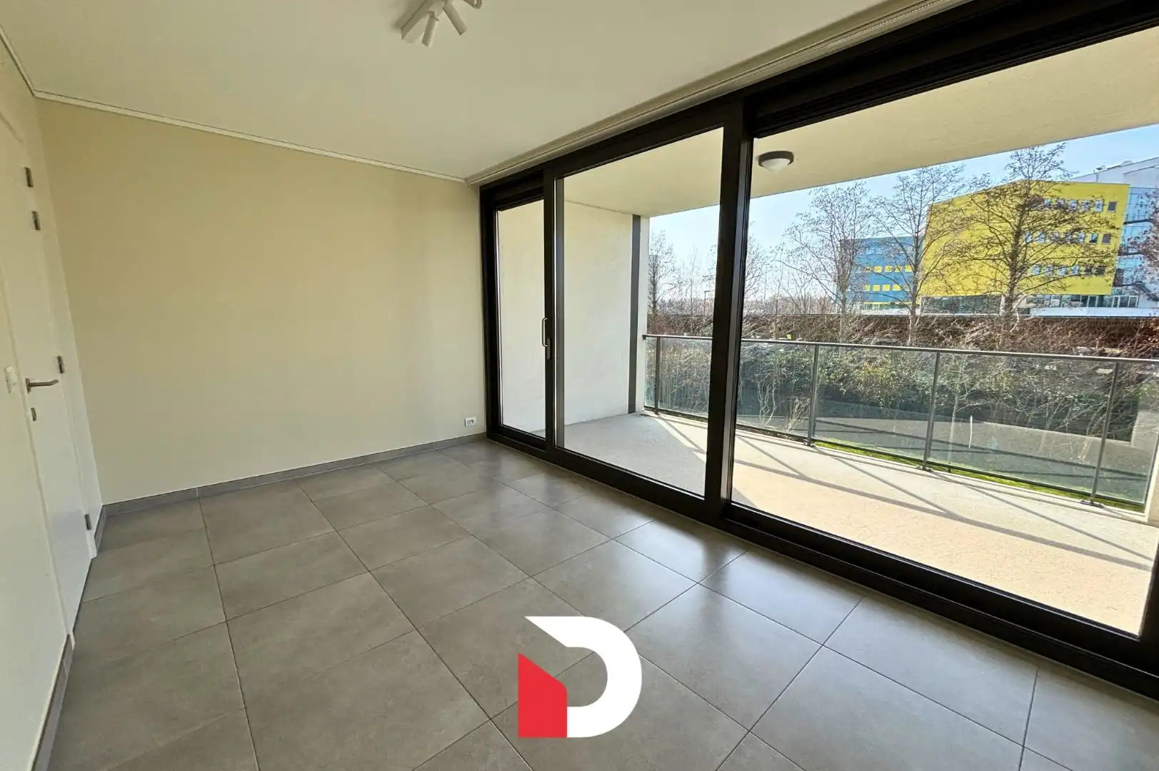 Recent appartement met 1 slaapkamer, veel lichtinval , zonnig terras en autostaanplaats foto 7