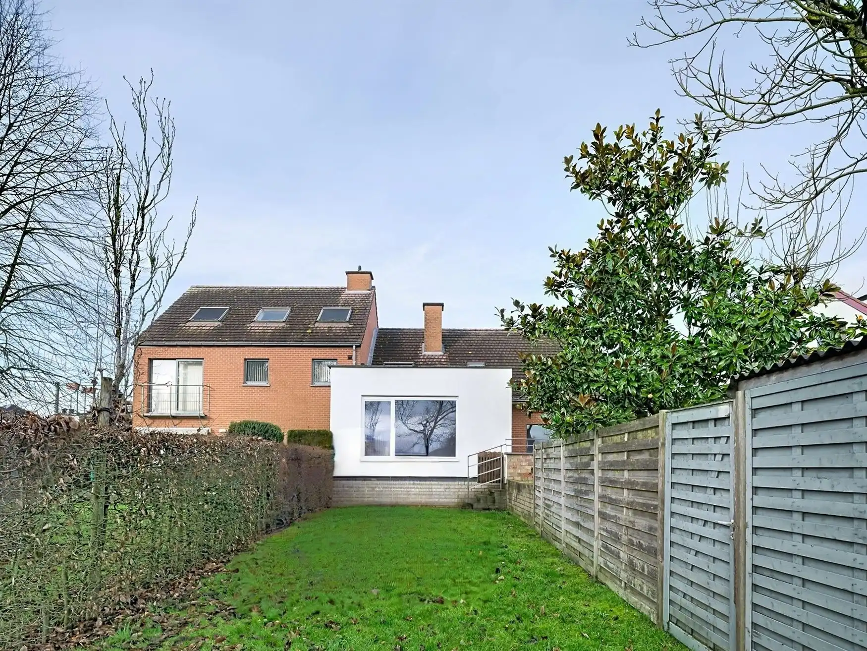 Ruime woning met zuidgerichte tuin en open zicht. foto 3