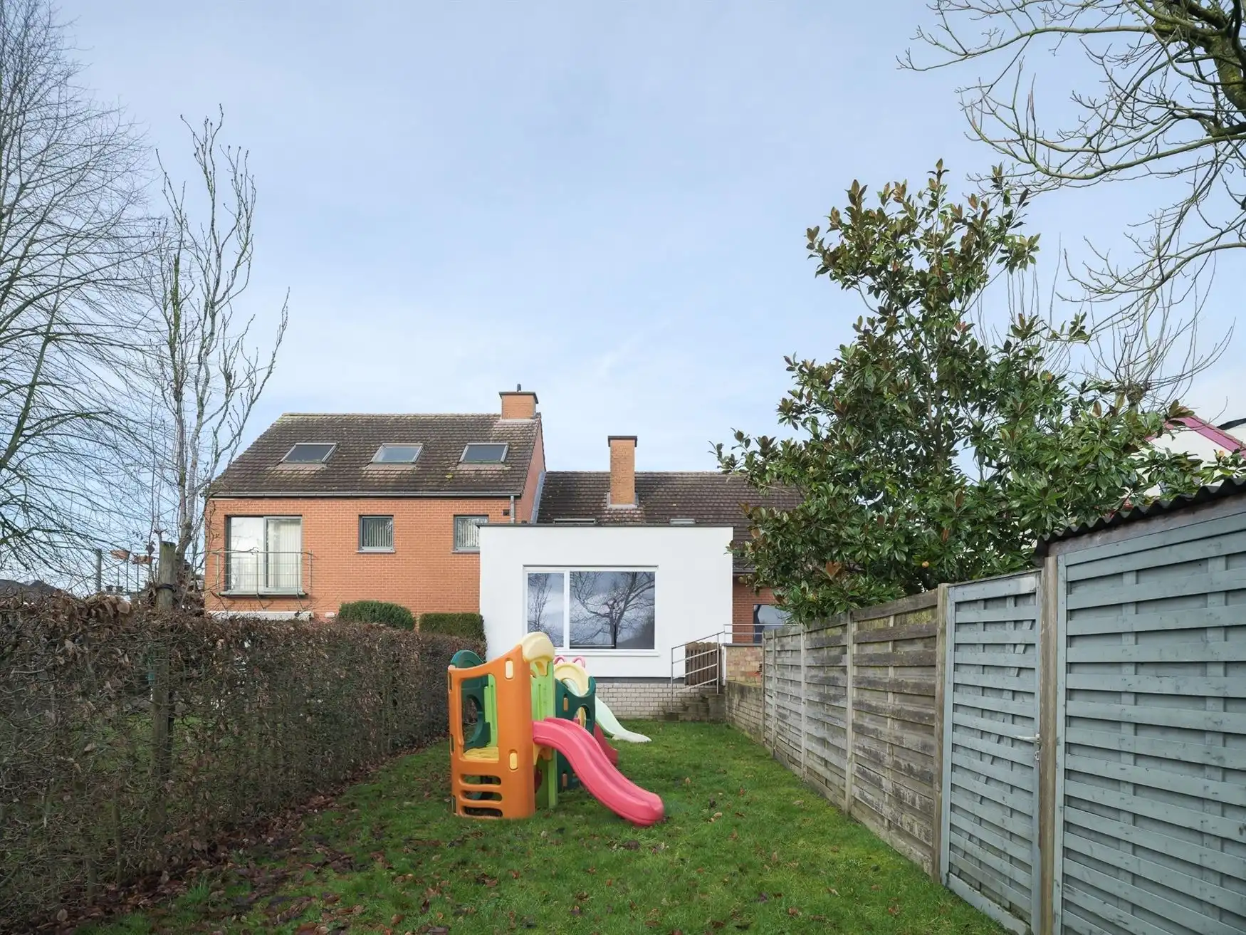 Ruime woning met zuidgerichte tuin en open zicht. foto 3