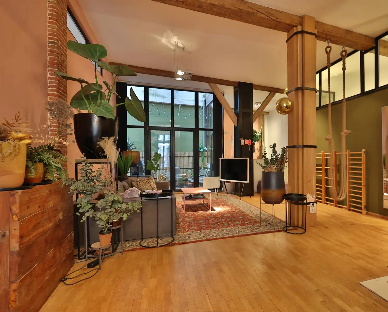 Stoer, warm en verrassend ruim — Loftgevoel met buitenruimte foto 3