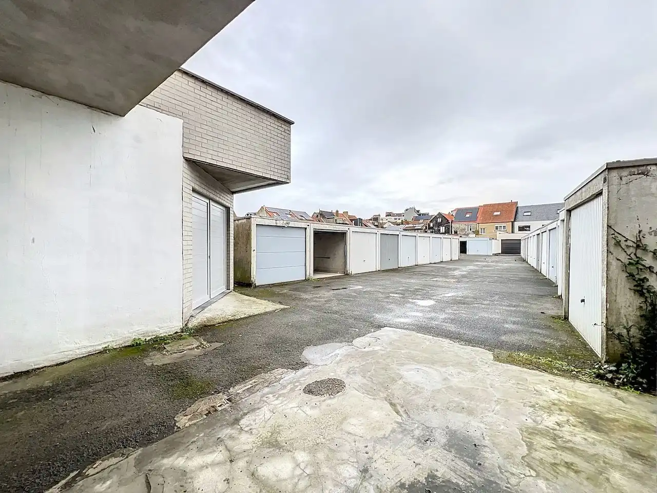 Gesloten garagebox gelegen in centrum Heist. foto 3