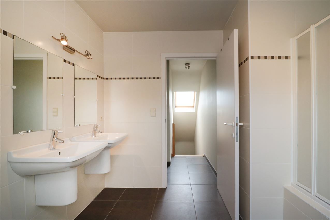 Duplex appartement op 2e verdiep (lift) met 2 slpk., mooi groot terras en dubbele garage   foto 16
