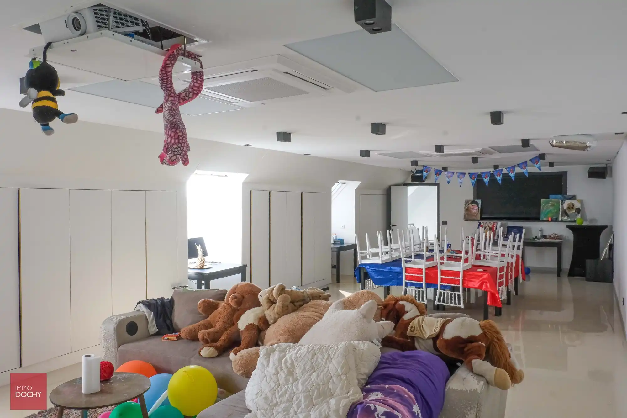 Commercieel gelegen kantoorcomplex met privé-woonst (villa) foto 9